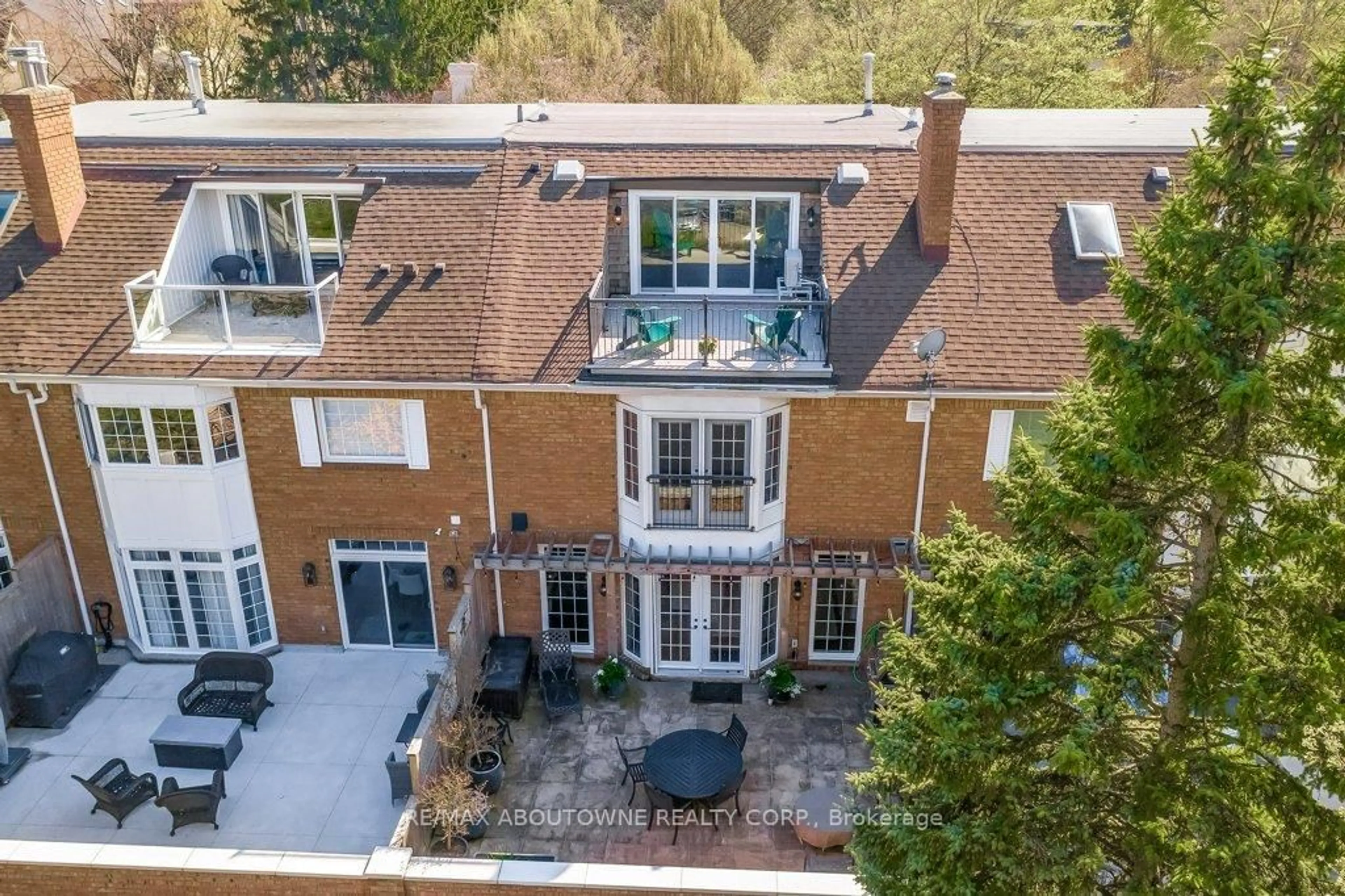 A pic from outside/outdoor area/front of a property/back of a property/a pic from drone, city buildings view from balcony for 21 Chisholm St, Oakville Ontario L6K 3W2