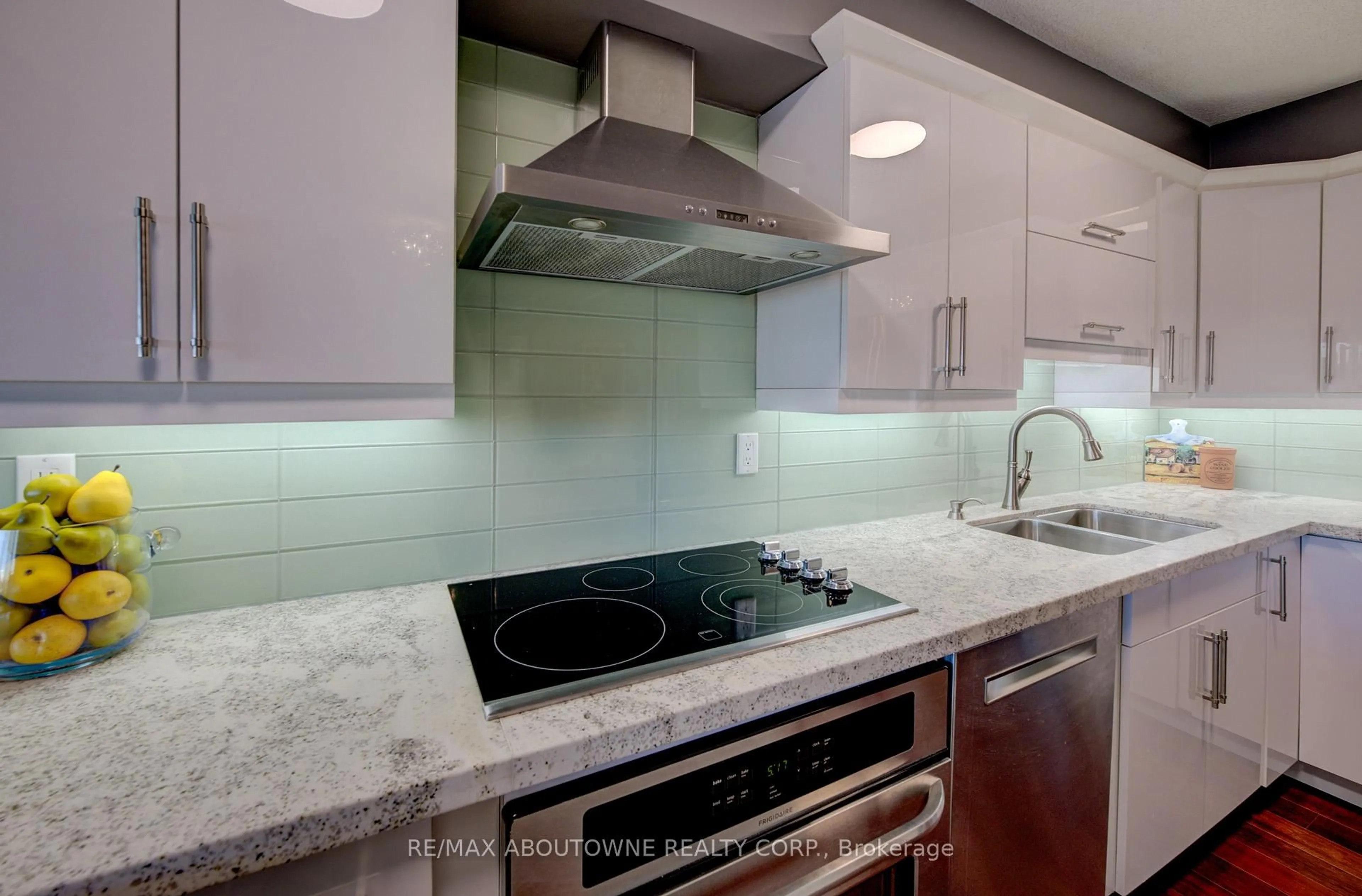 Standard kitchen, ceramic/tile floor for 260 Scarlett Rd #1006, Toronto Ontario M6N 4X6
