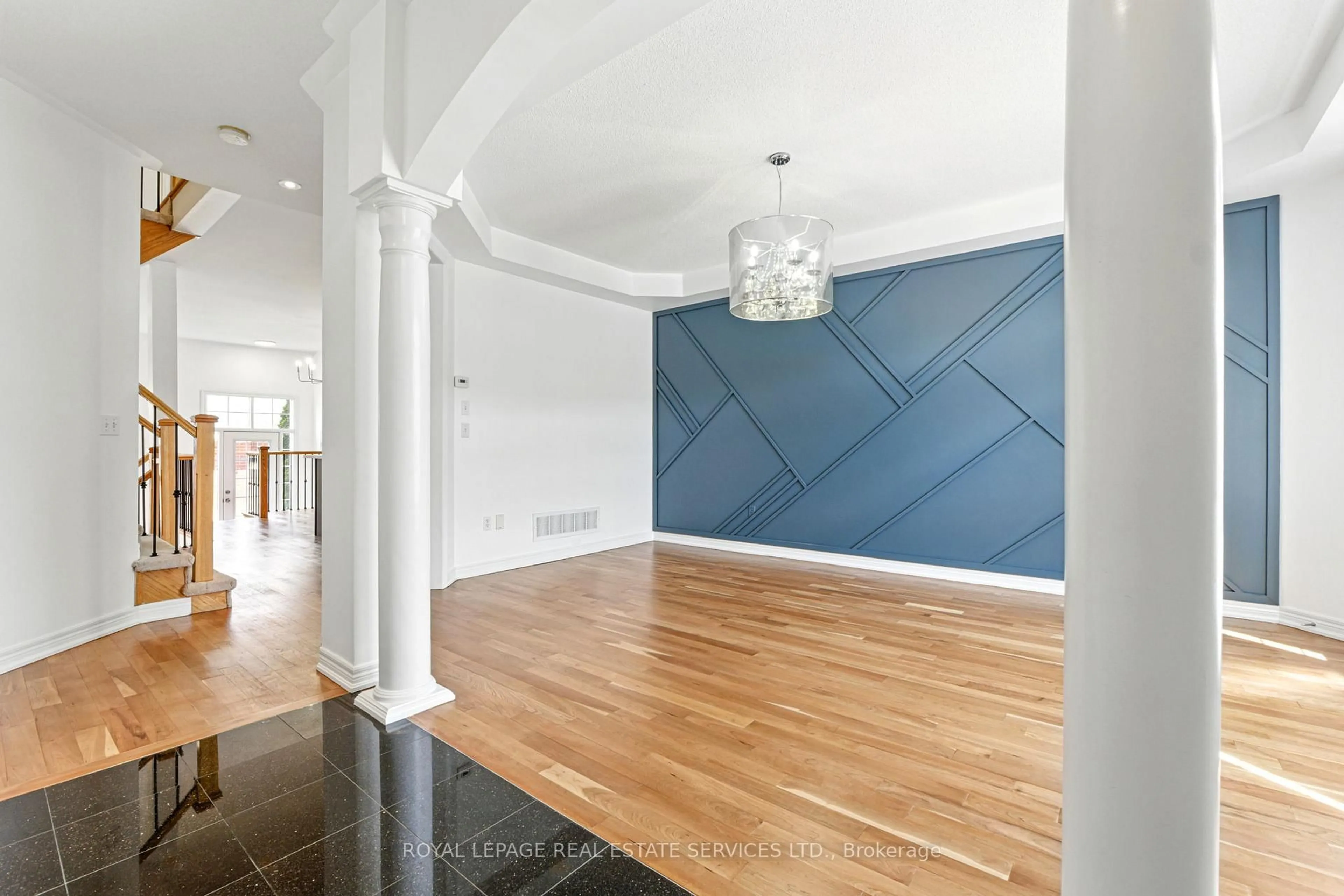 Indoor entryway for 3349 Eglinton Ave, Mississauga Ontario L5M 7W8