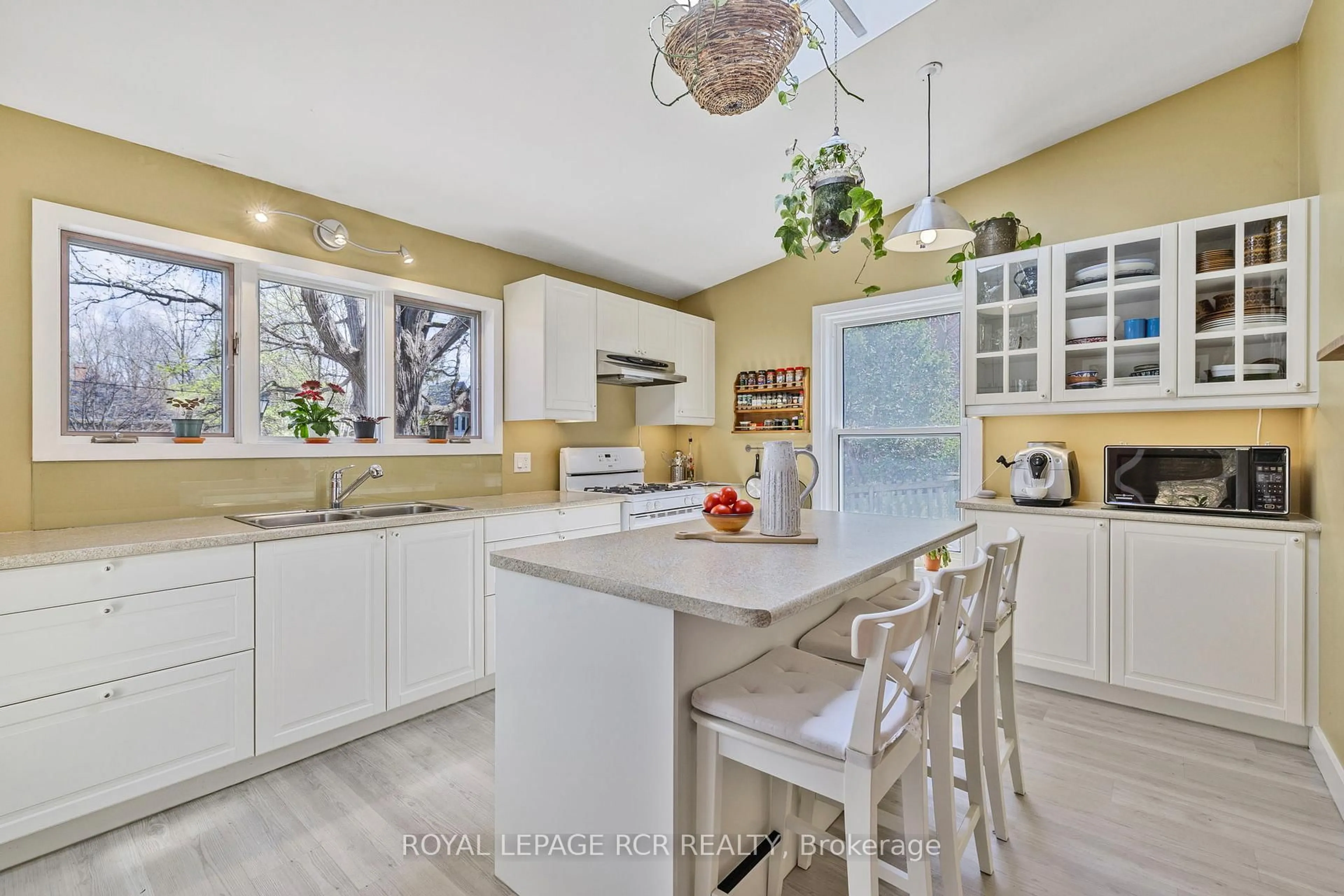 Open concept kitchen, ceramic/tile floor for 91 King St, Caledon Ontario L7E 1A2