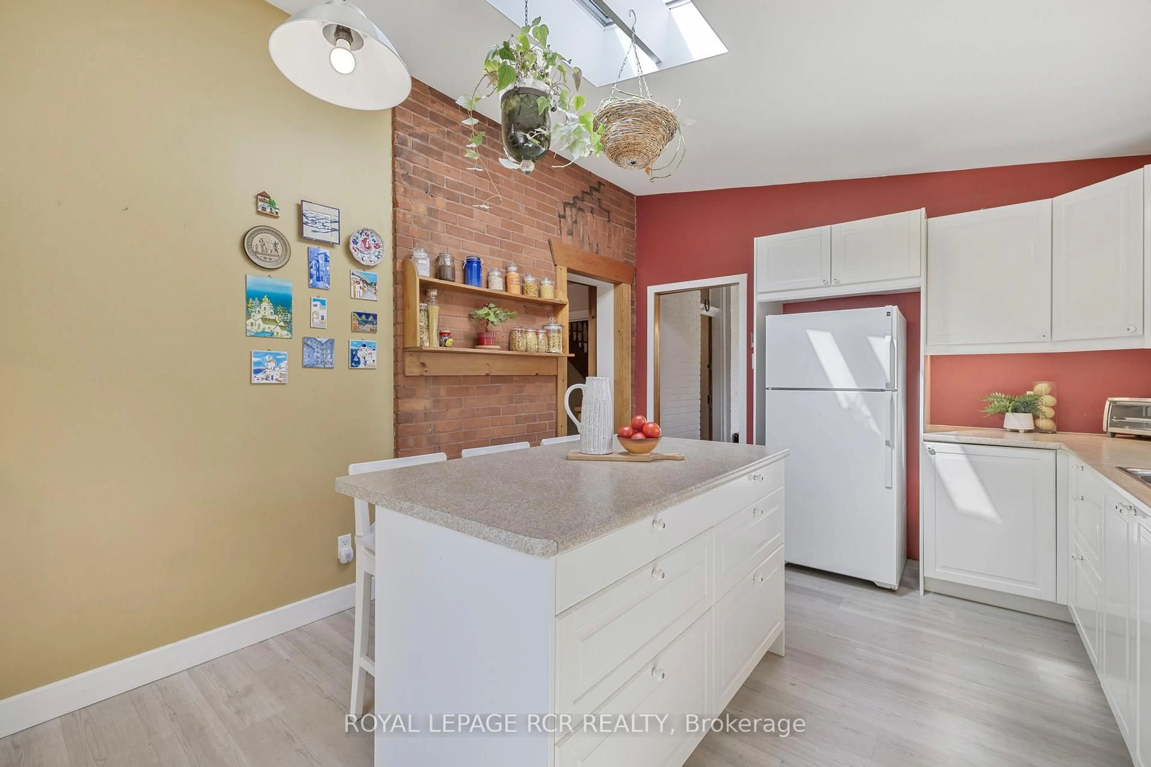 Open concept kitchen, ceramic/tile floor for 91 King St, Caledon Ontario L7E 1A2