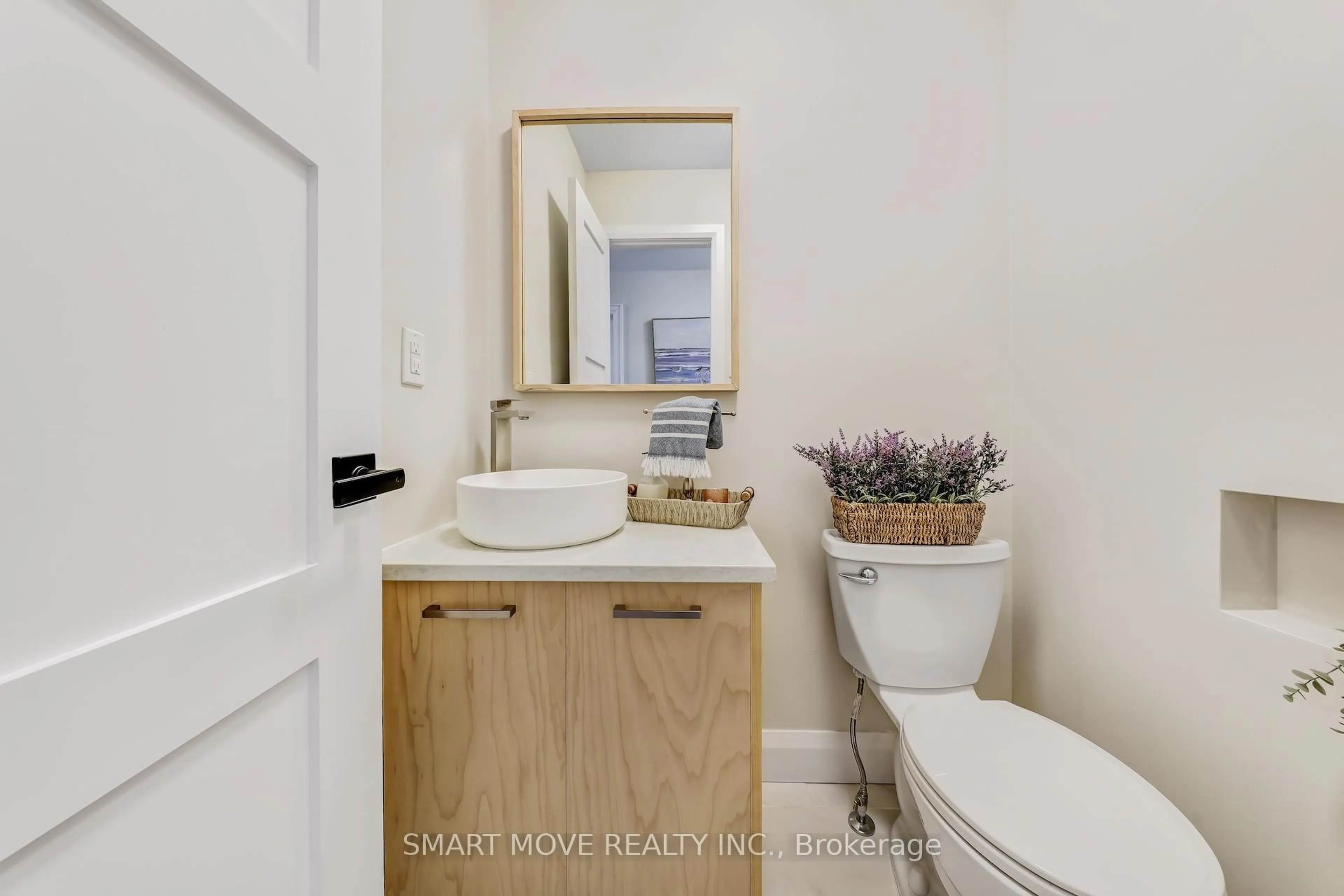 Standard bathroom, ceramic/tile floor for 725 Vermouth Ave #48, Mississauga Ontario L5A 3X5