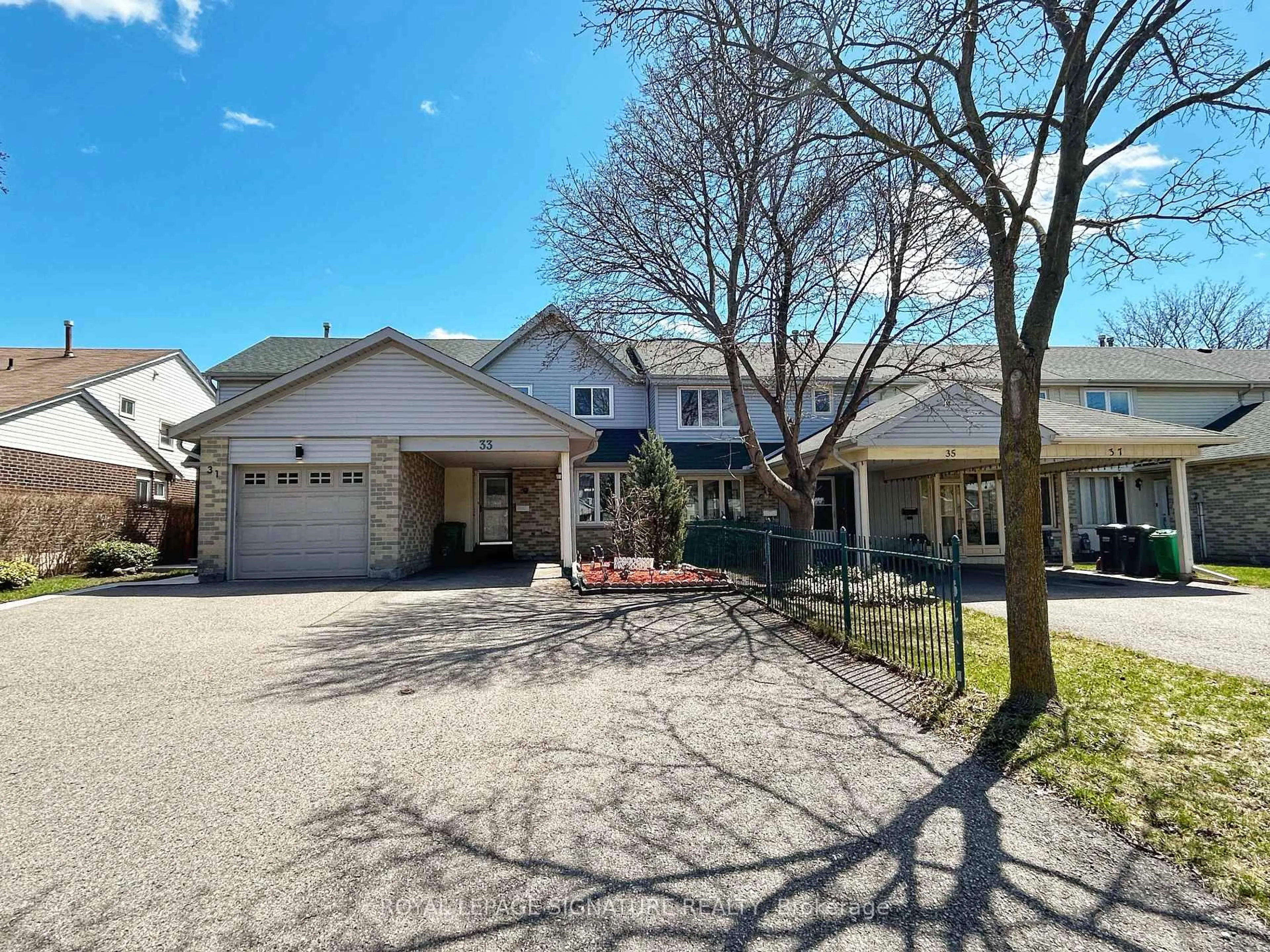 A pic from outside/outdoor area/front of a property/back of a property/a pic from drone, street for 33 Courtleigh Sq, Brampton Ontario L6Z 1J2
