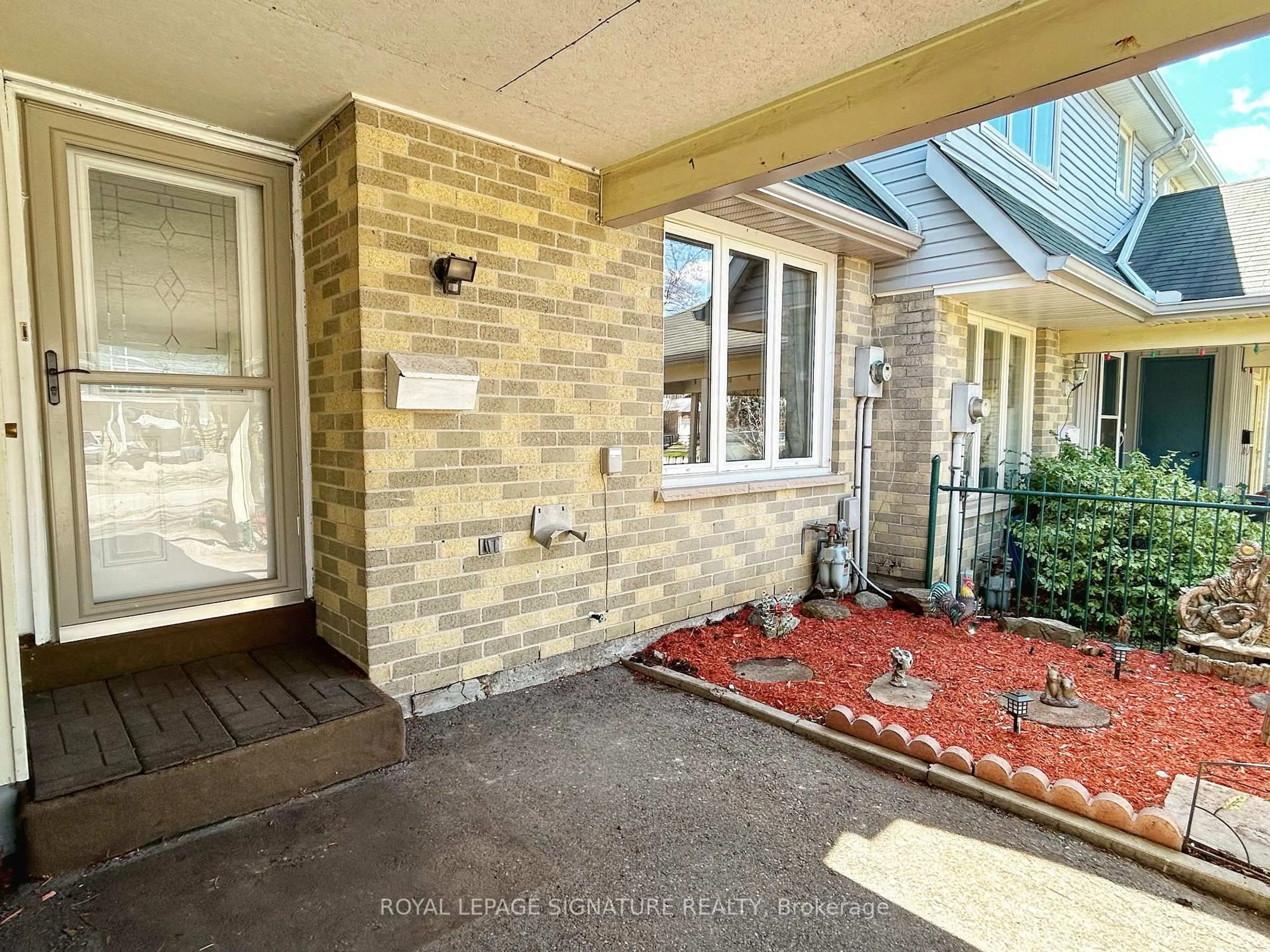 Unknown for 33 Courtleigh Sq, Brampton Ontario L6Z 1J2