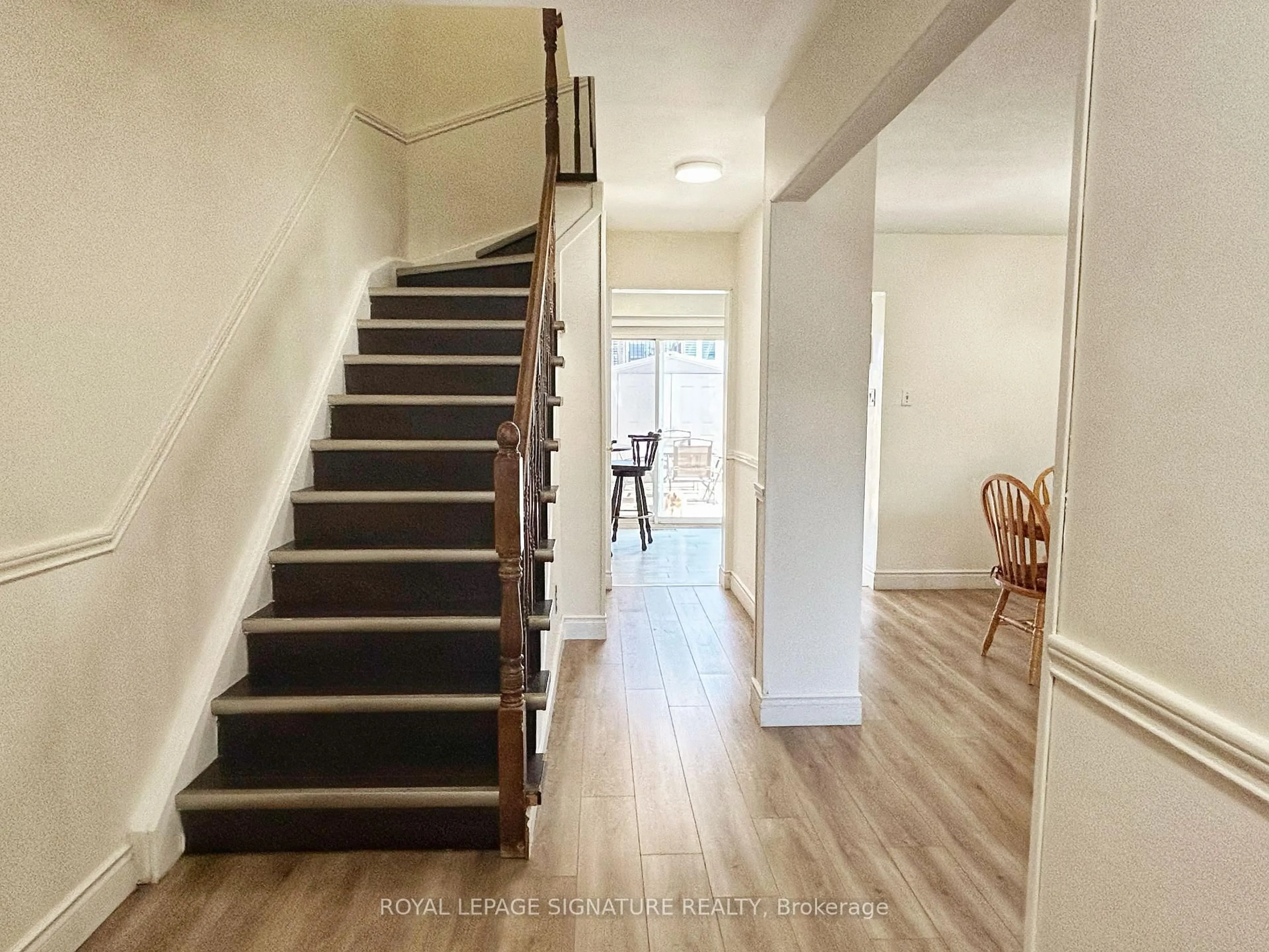 Unknown for 33 Courtleigh Sq, Brampton Ontario L6Z 1J2