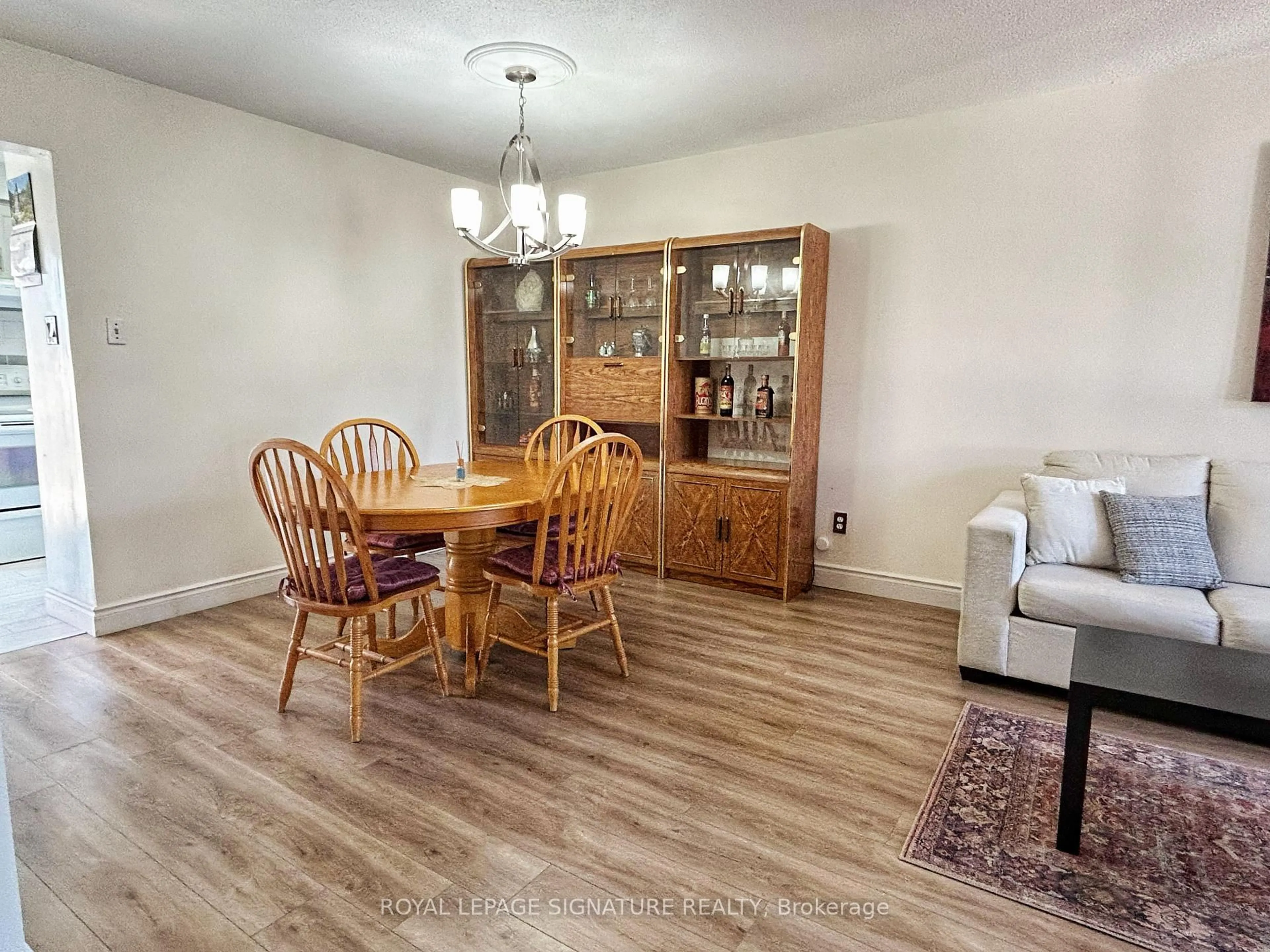 Dining room, wood/laminate floor for 33 Courtleigh Sq, Brampton Ontario L6Z 1J2