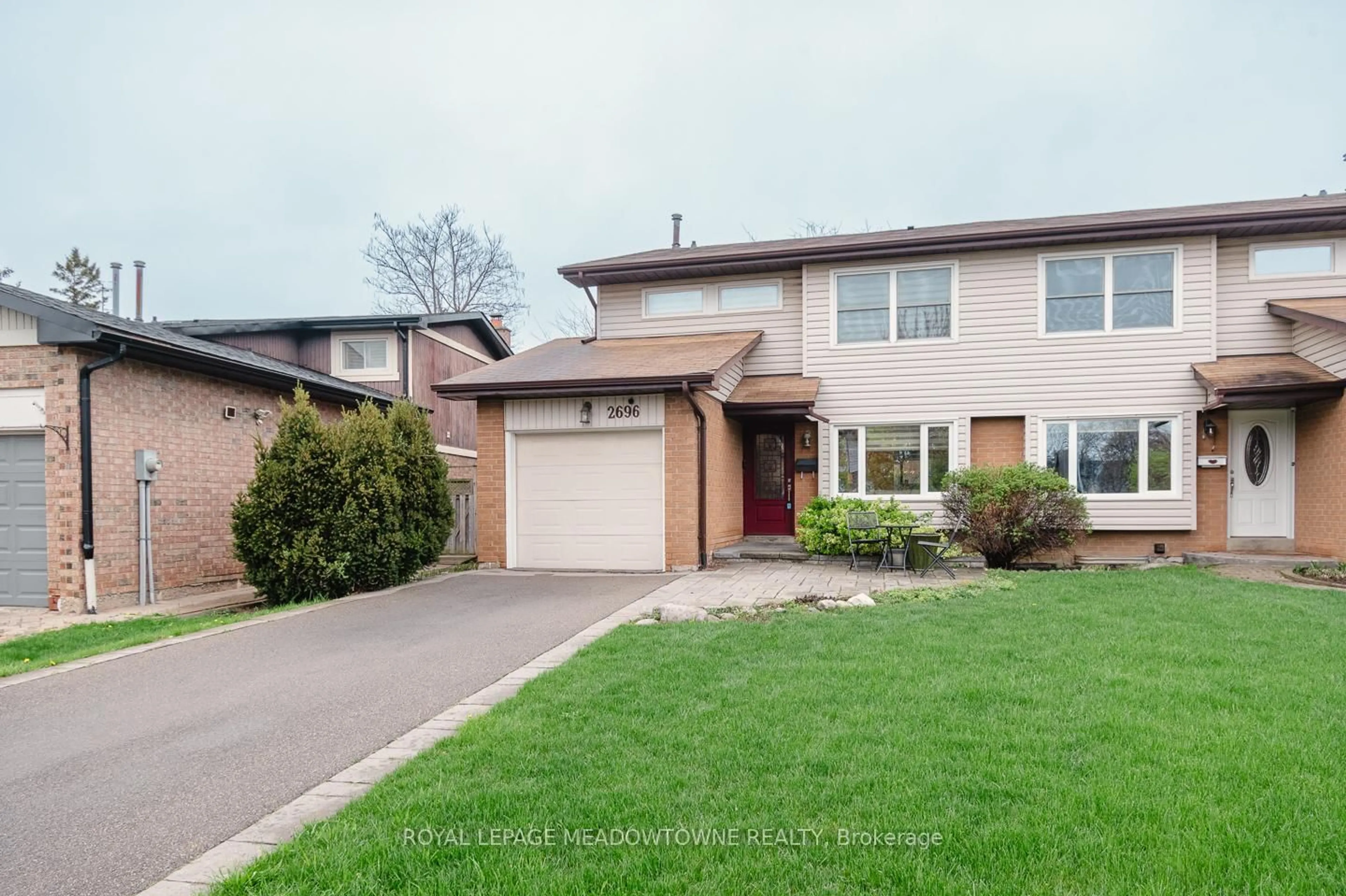 Home with vinyl exterior material, street for 2696 Los Palmas Crt, Mississauga Ontario L5N 2G7