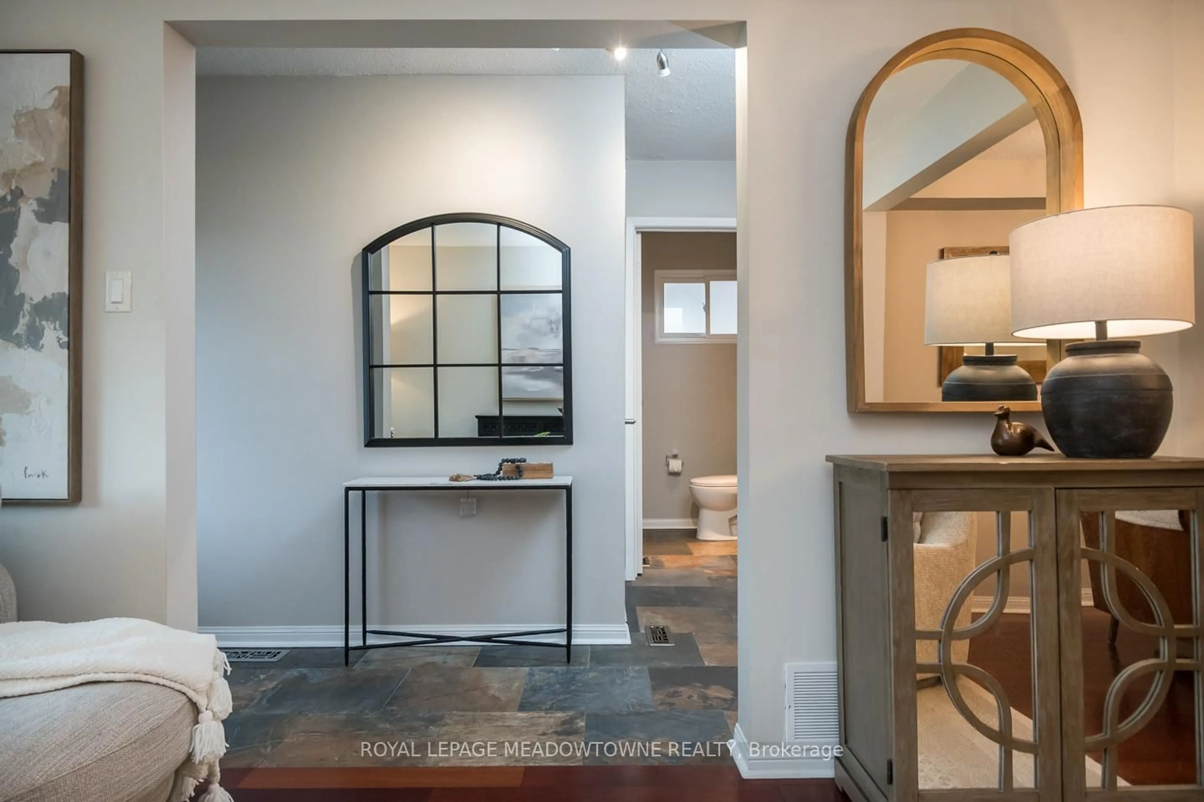Indoor entryway for 2696 Los Palmas Crt, Mississauga Ontario L5N 2G7