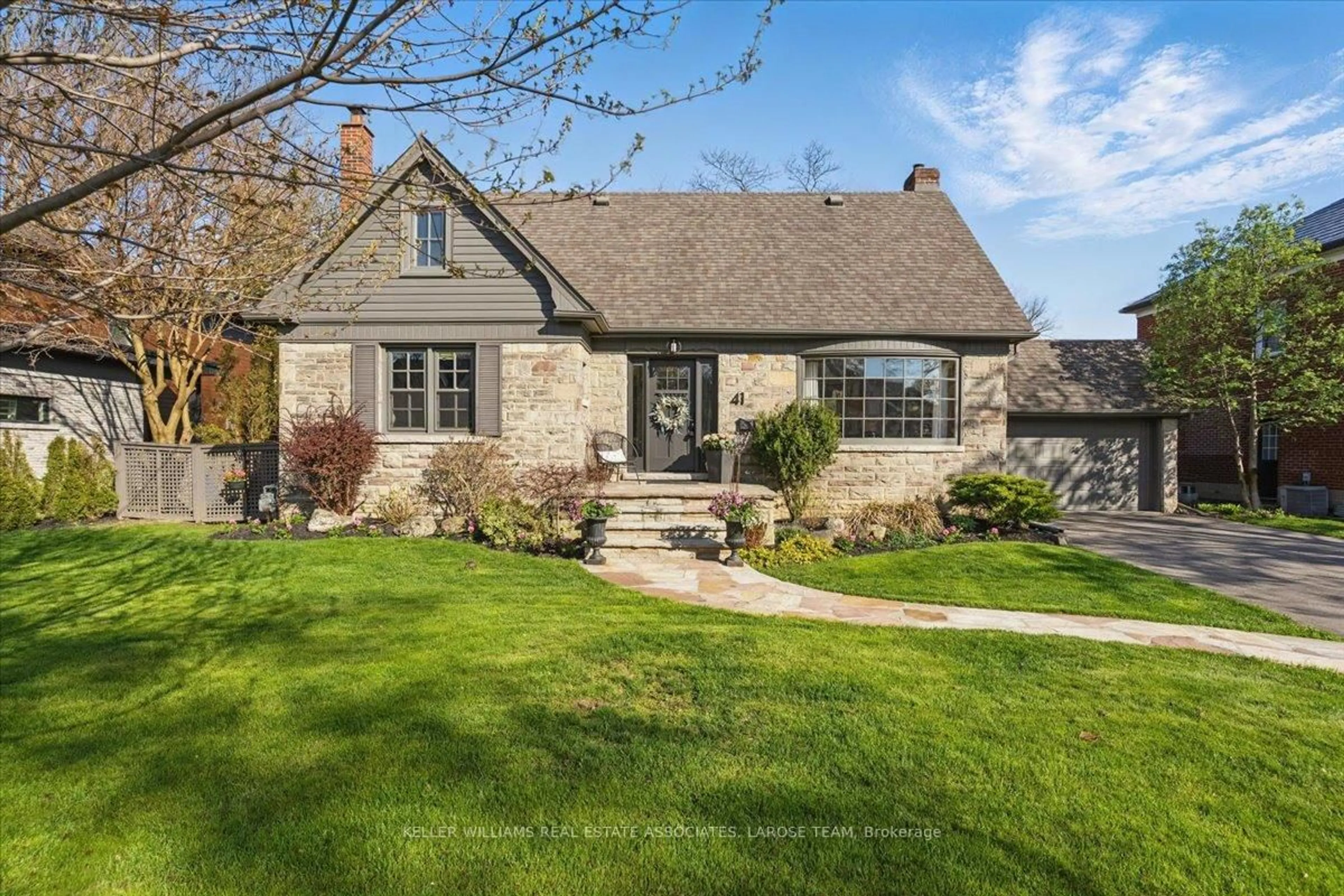 Home with brick exterior material, street for 41 Wanita Rd, Mississauga Ontario L5G 1B3