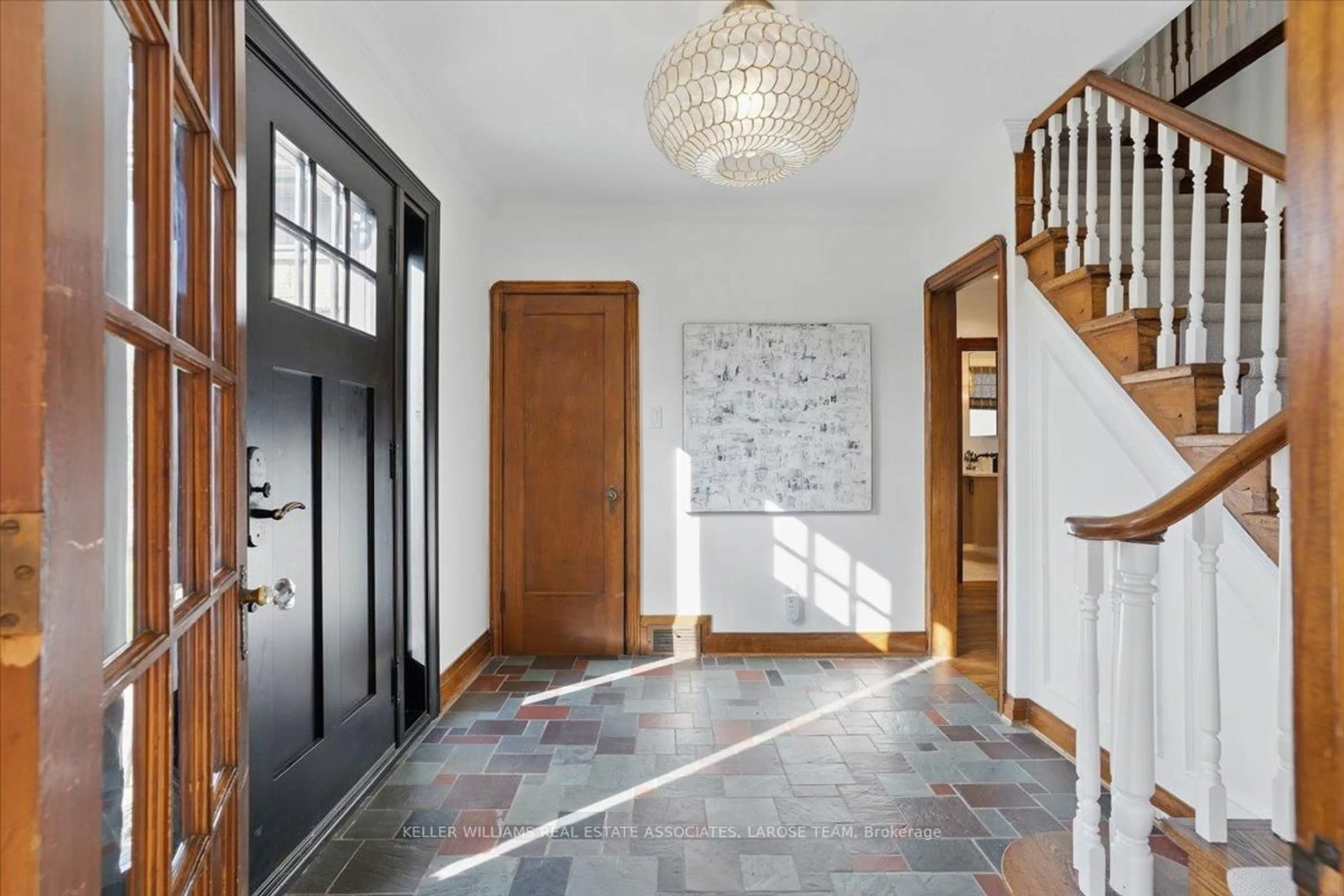 Indoor entryway for 41 Wanita Rd, Mississauga Ontario L5G 1B3