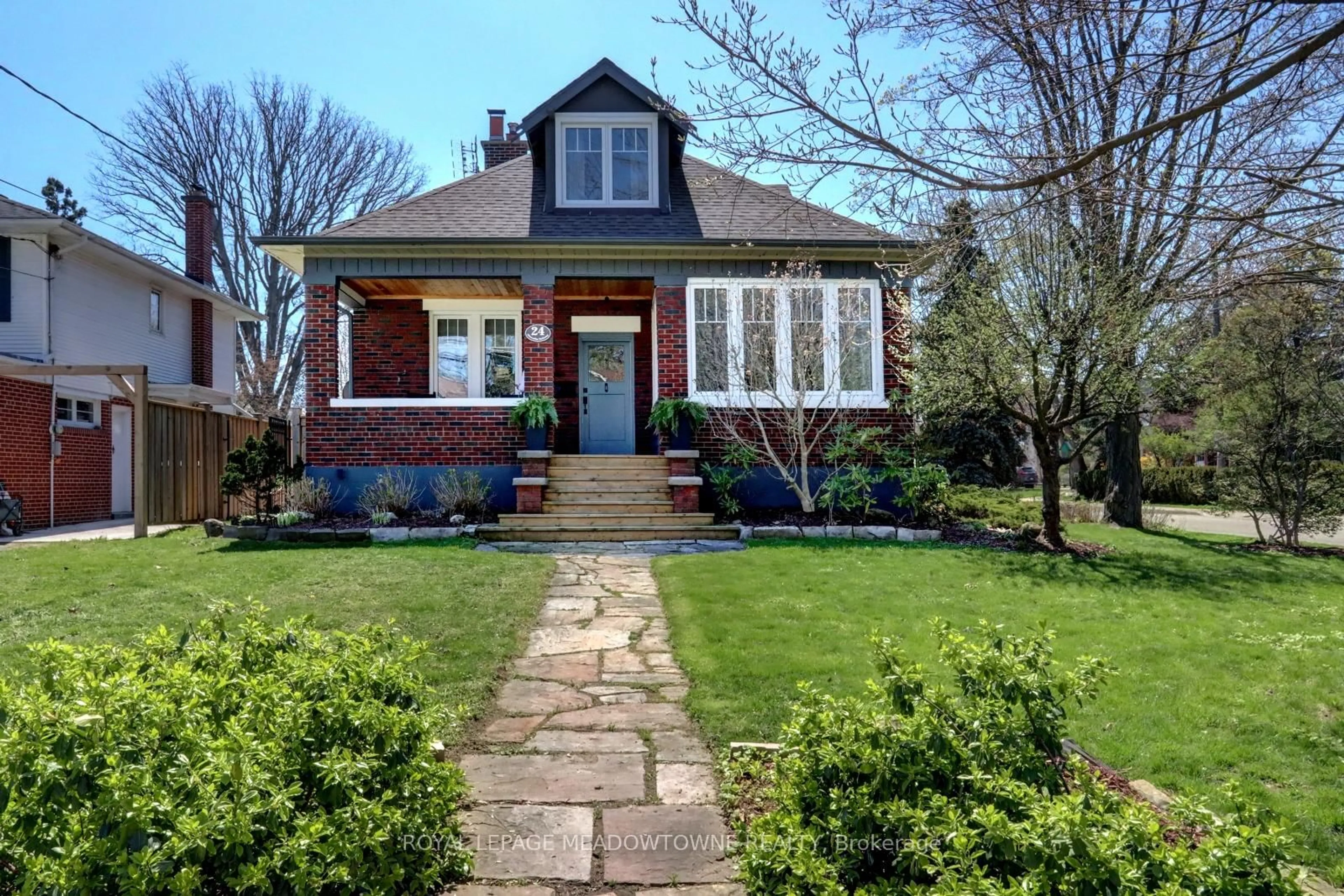 Home with brick exterior material, street for 24 Hiawatha Pkwy, Mississauga Ontario L5G 3S2