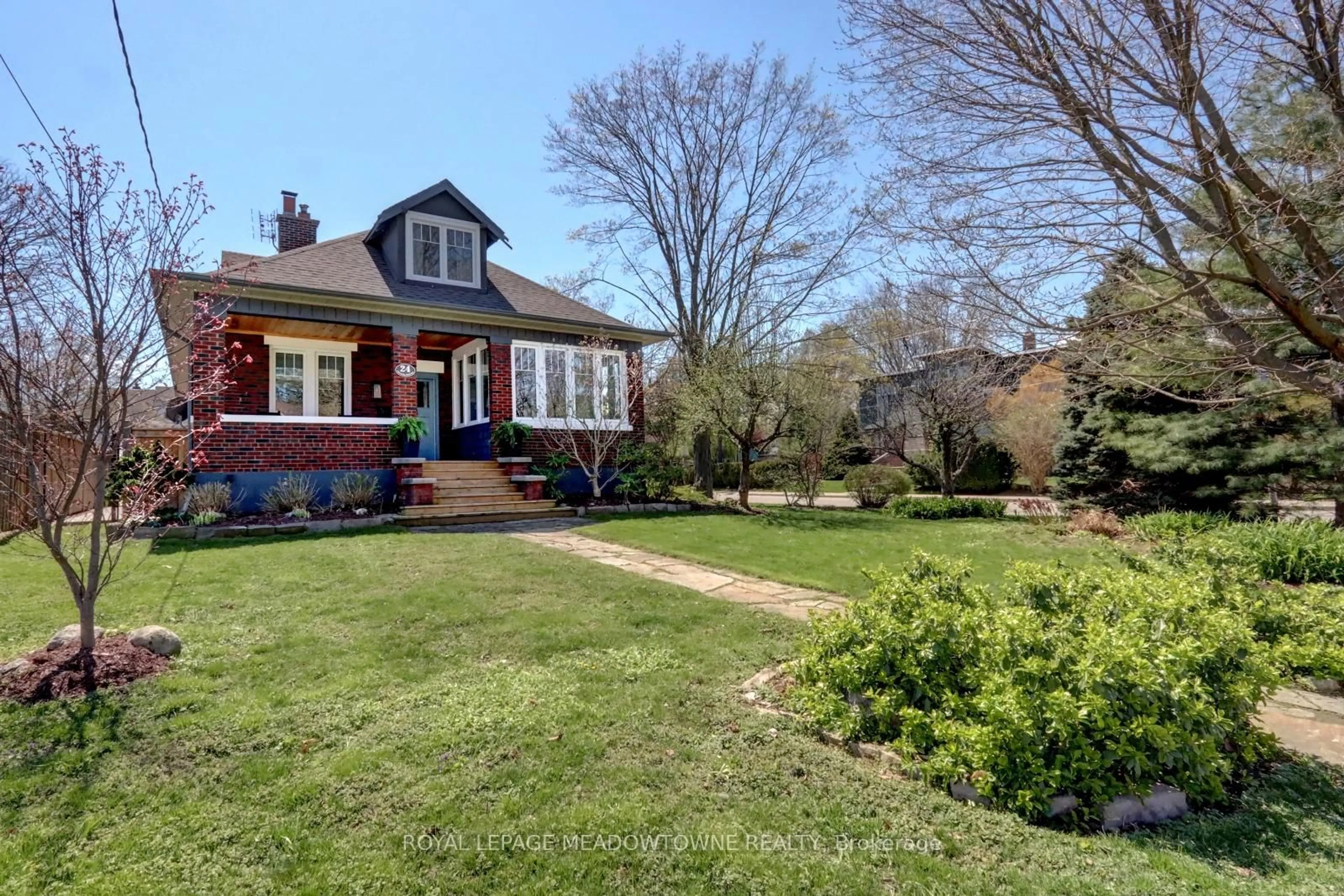 A pic from outside/outdoor area/front of a property/back of a property/a pic from drone, street for 24 Hiawatha Pkwy, Mississauga Ontario L5G 3S2