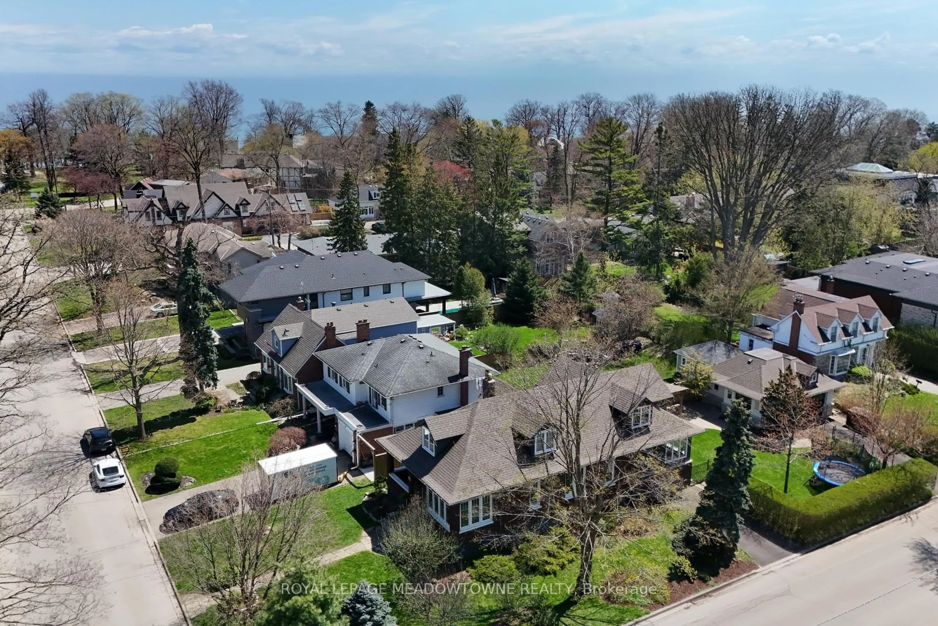 A pic from outside/outdoor area/front of a property/back of a property/a pic from drone, mountain view for 24 Hiawatha Pkwy, Mississauga Ontario L5G 3S2