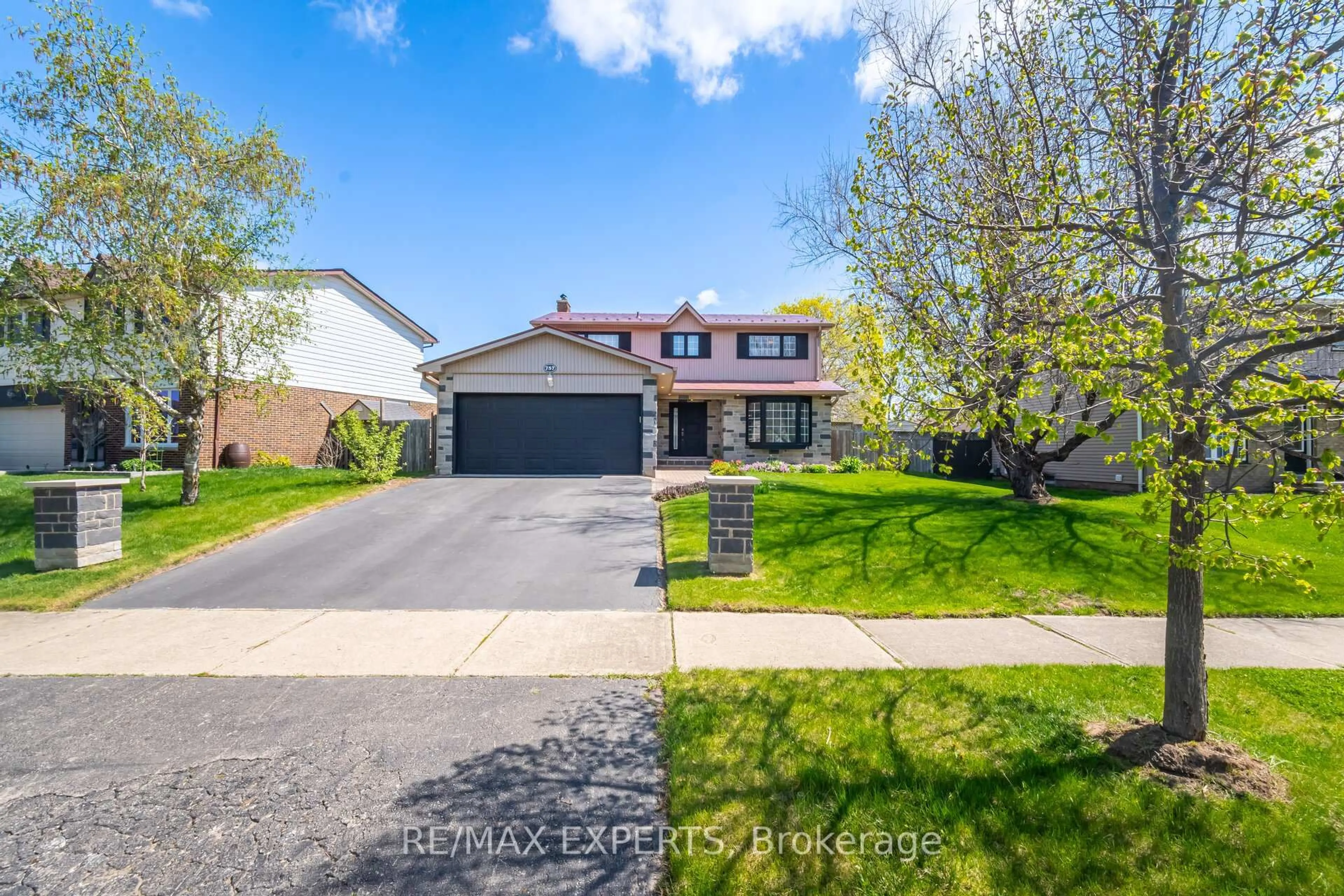 A pic from outside/outdoor area/front of a property/back of a property/a pic from drone, street for 757 Cabot Tr, Milton Ontario L9T 3R8