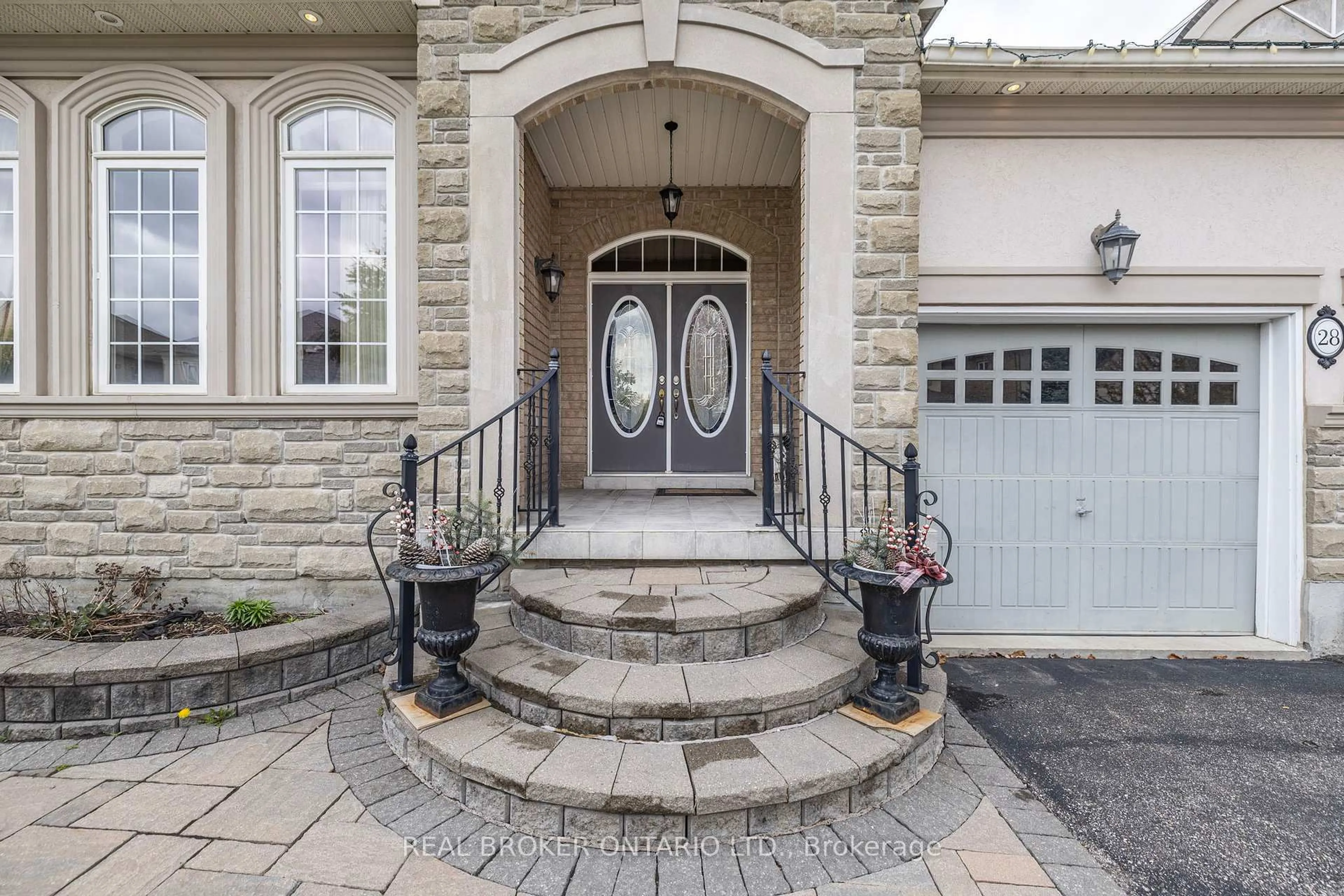 Indoor entryway for 28 Hampton Springs Dr, Brampton Ontario L6P 2W4