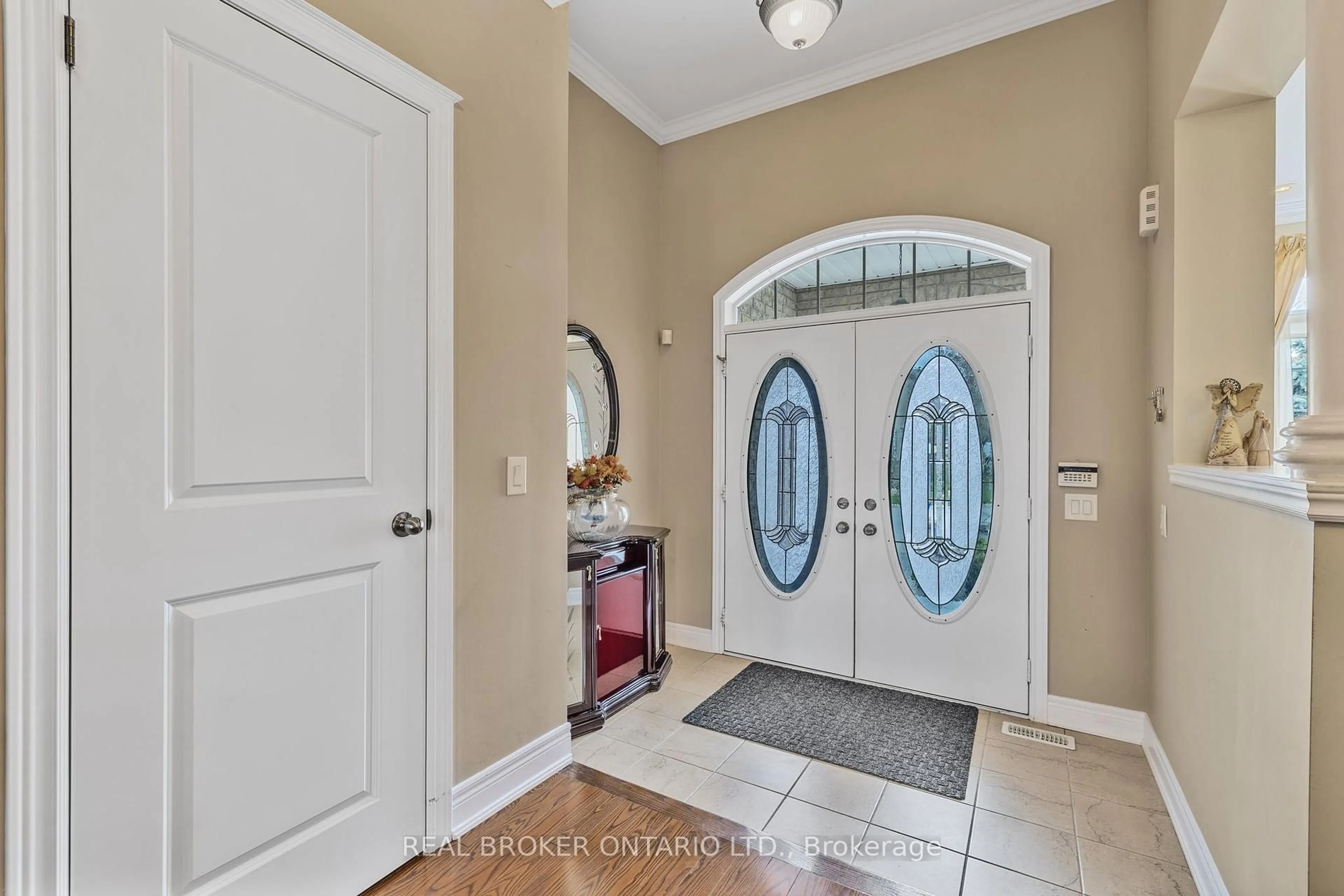Indoor entryway for 28 Hampton Springs Dr, Brampton Ontario L6P 2W4