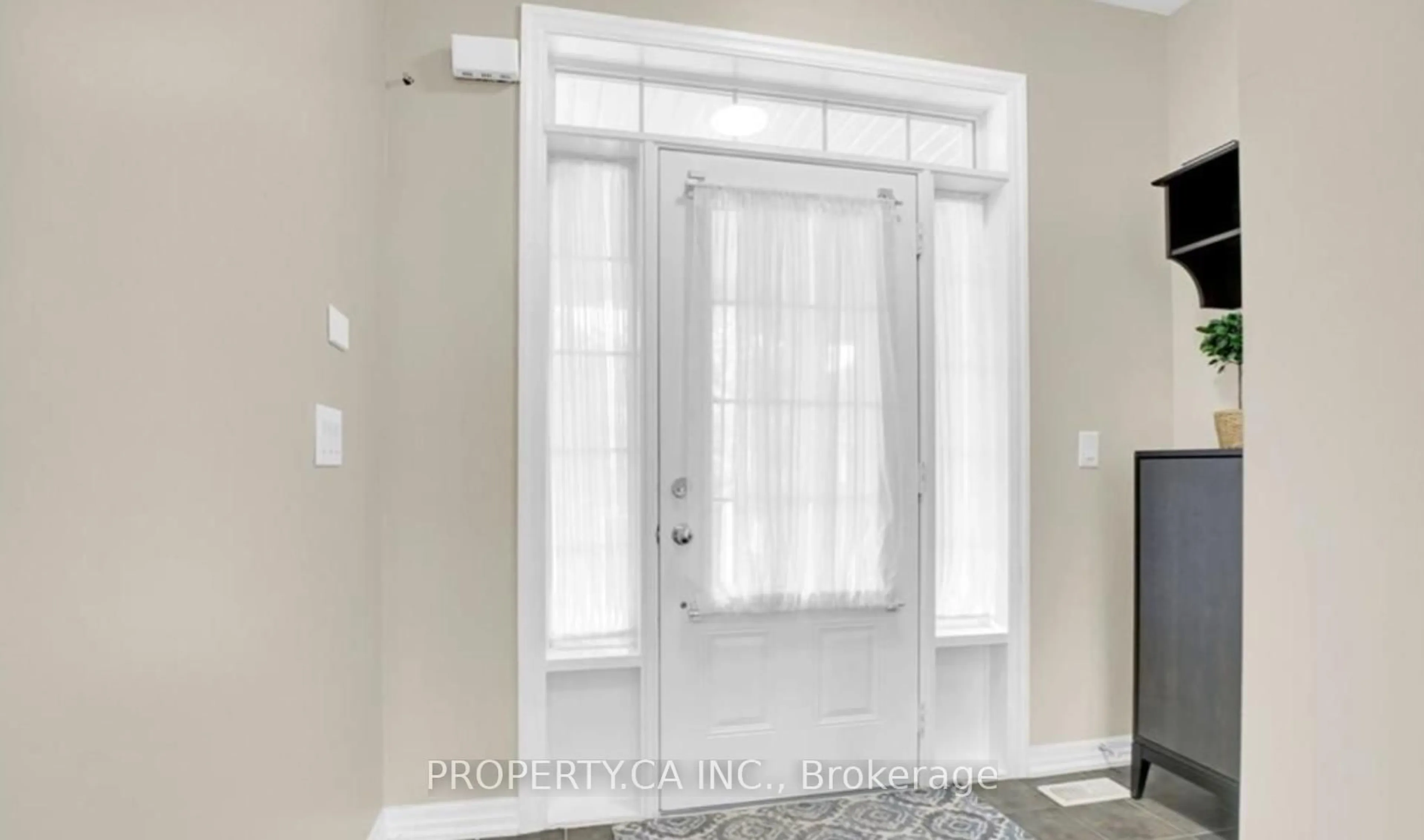 Indoor entryway for 17 Aird Crt, Milton Ontario L9T 3Y1