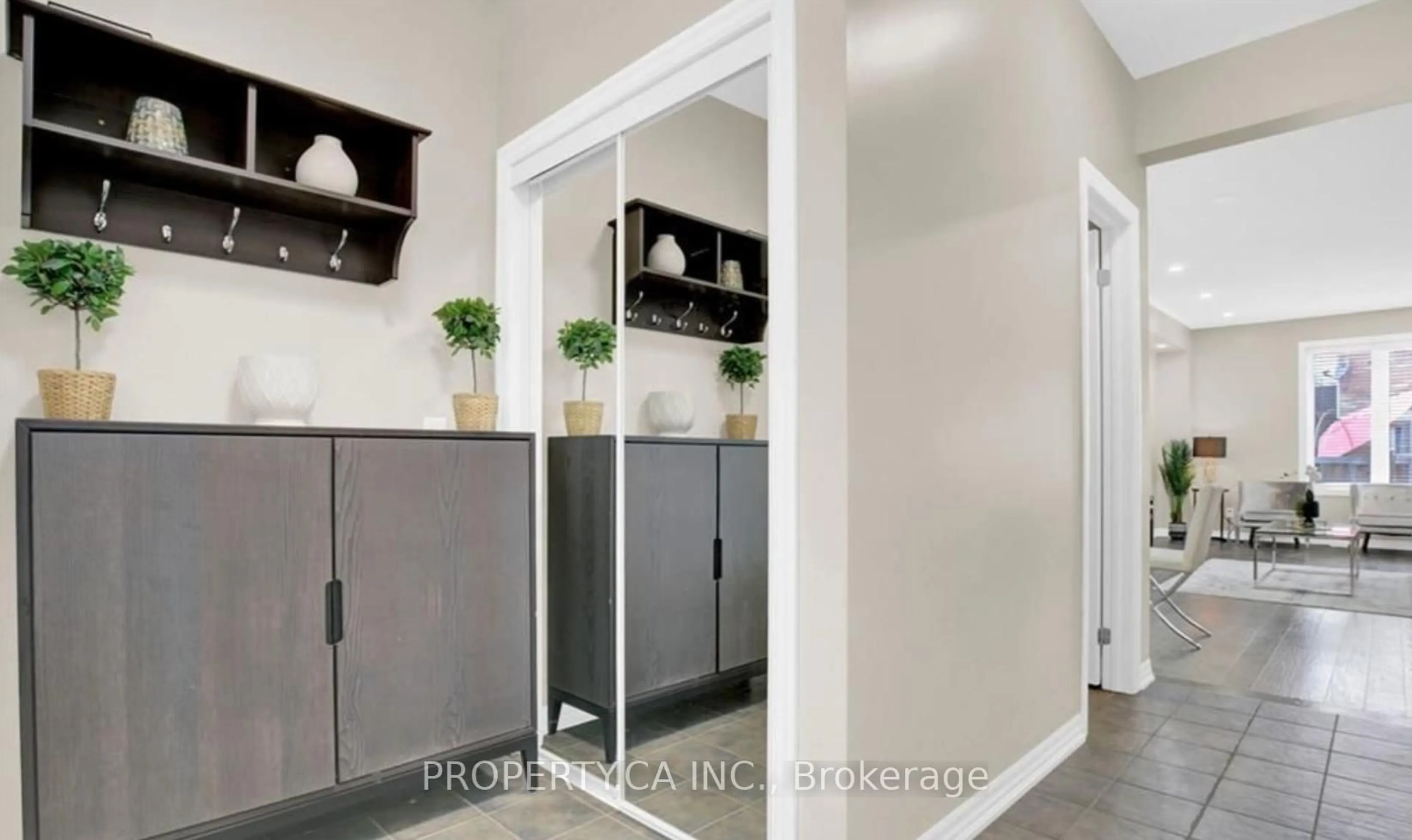 Indoor entryway for 17 Aird Crt, Milton Ontario L9T 3Y1