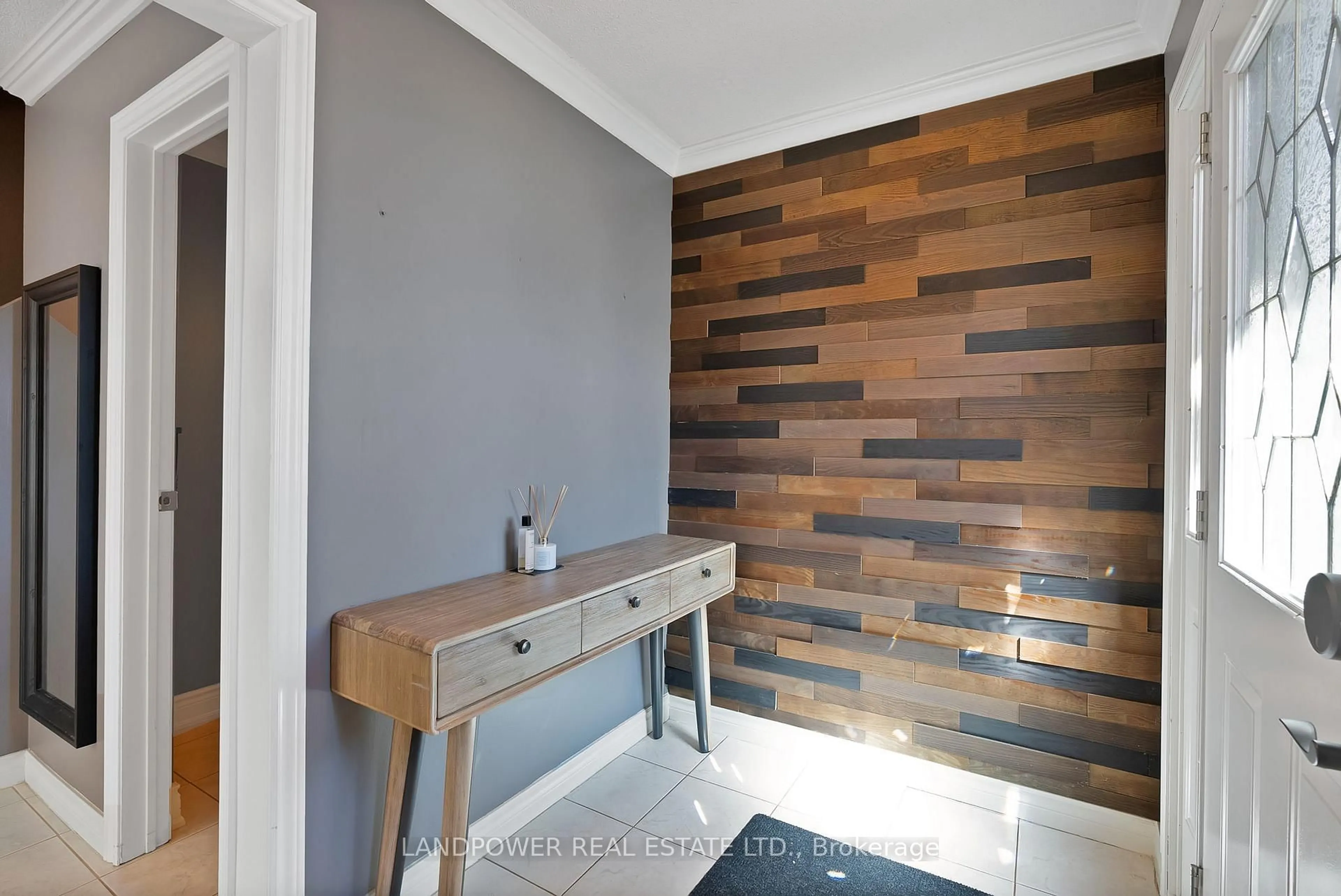 Indoor entryway for 3073 Keynes Cres, Mississauga Ontario L5N 2Z9