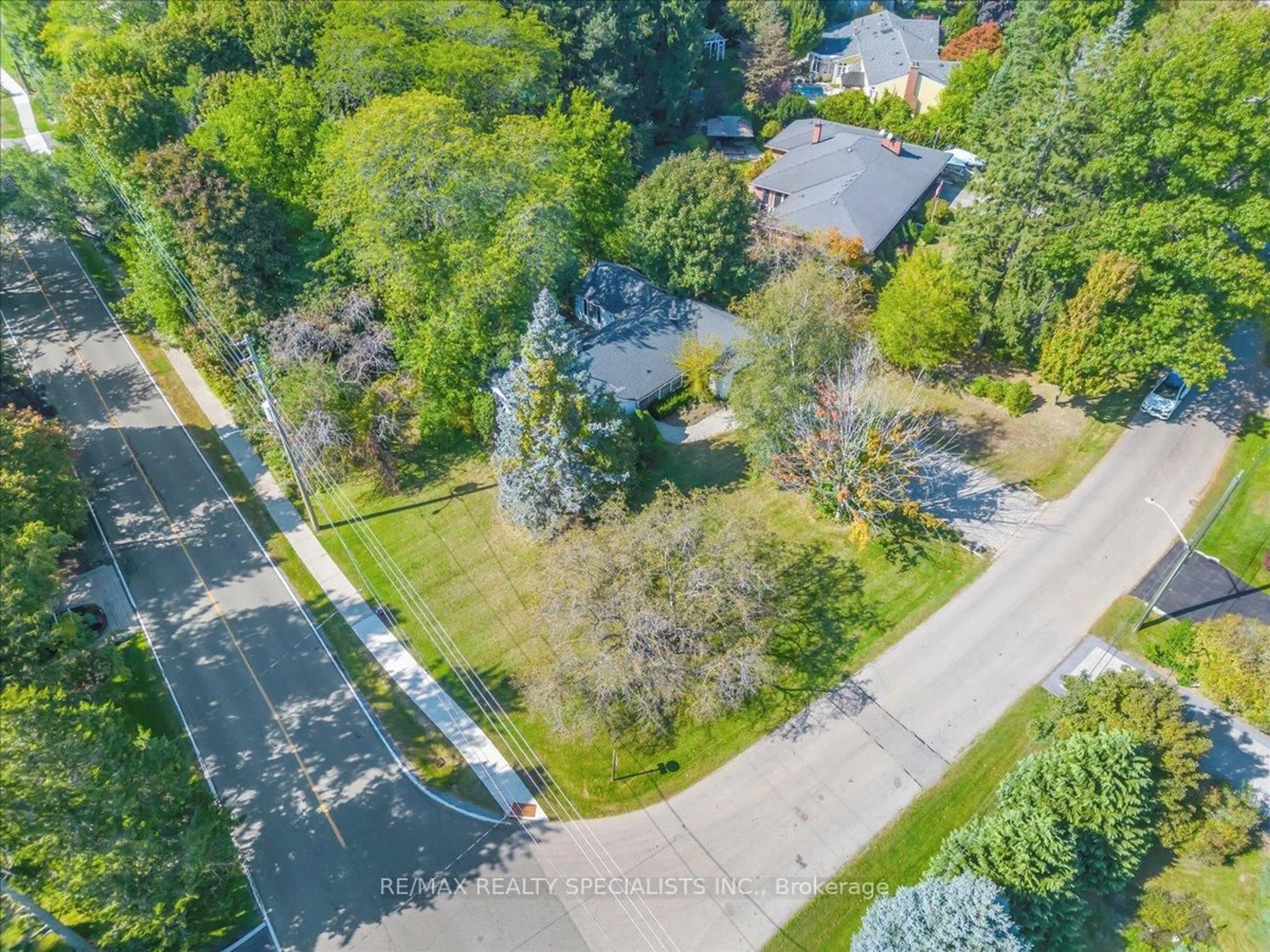 A pic from outside/outdoor area/front of a property/back of a property/a pic from drone, street for 500 Old Poplar Row, Mississauga Ontario L5J 2N8