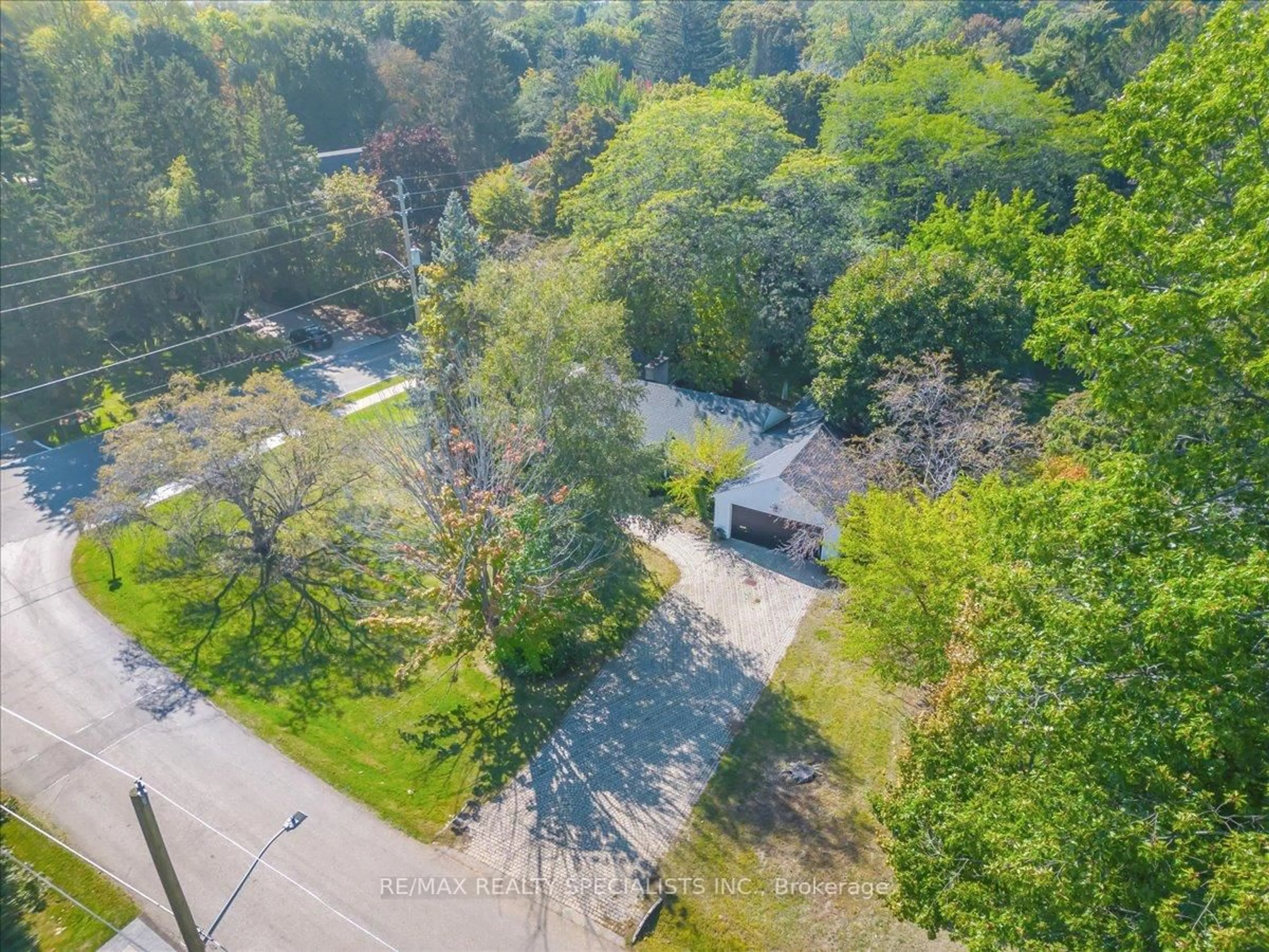 A pic from outside/outdoor area/front of a property/back of a property/a pic from drone, unknown for 500 Old Poplar Row, Mississauga Ontario L5J 2N8