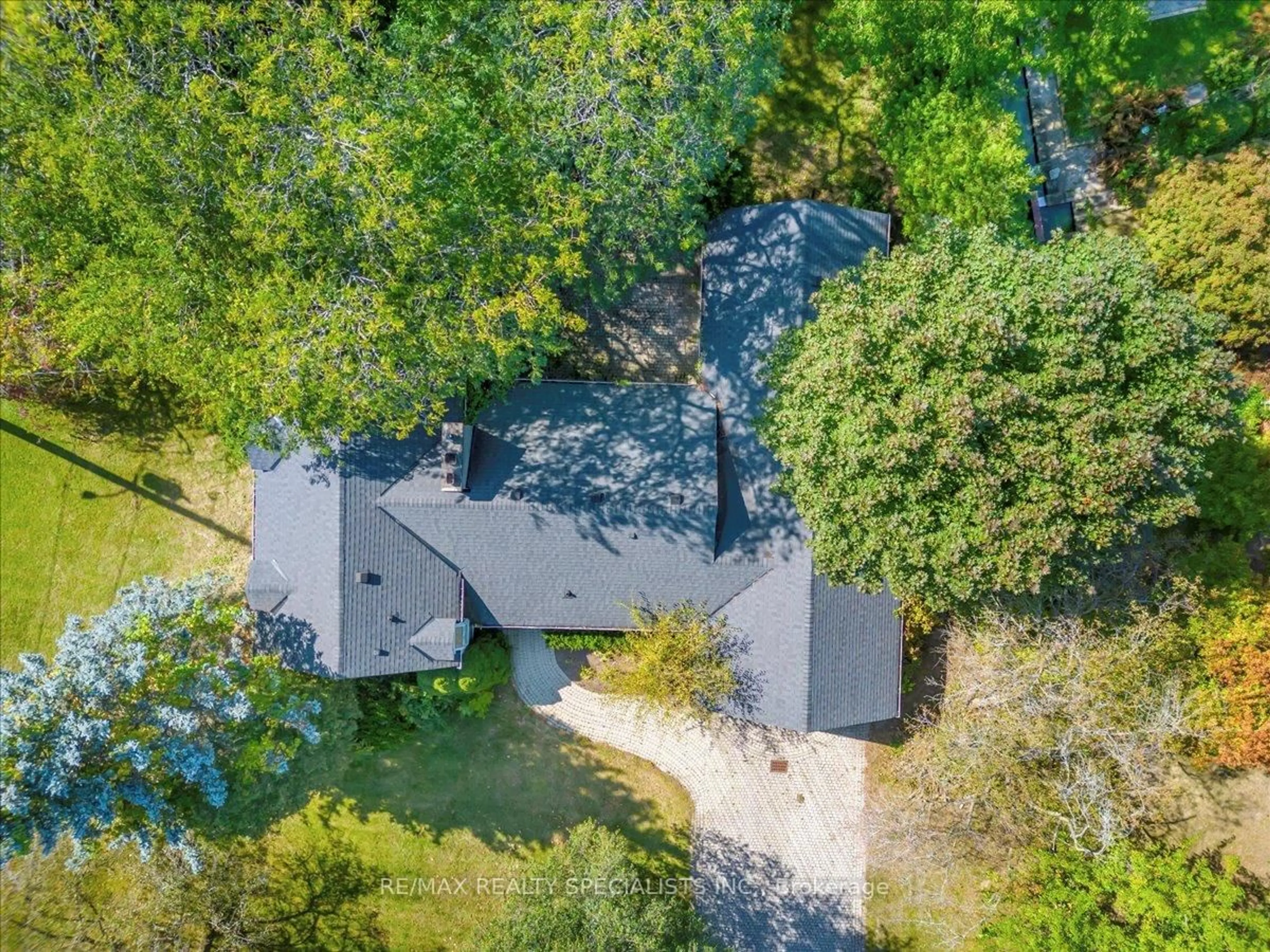 A pic from outside/outdoor area/front of a property/back of a property/a pic from drone, forest/trees view for 500 Old Poplar Row, Mississauga Ontario L5J 2N8