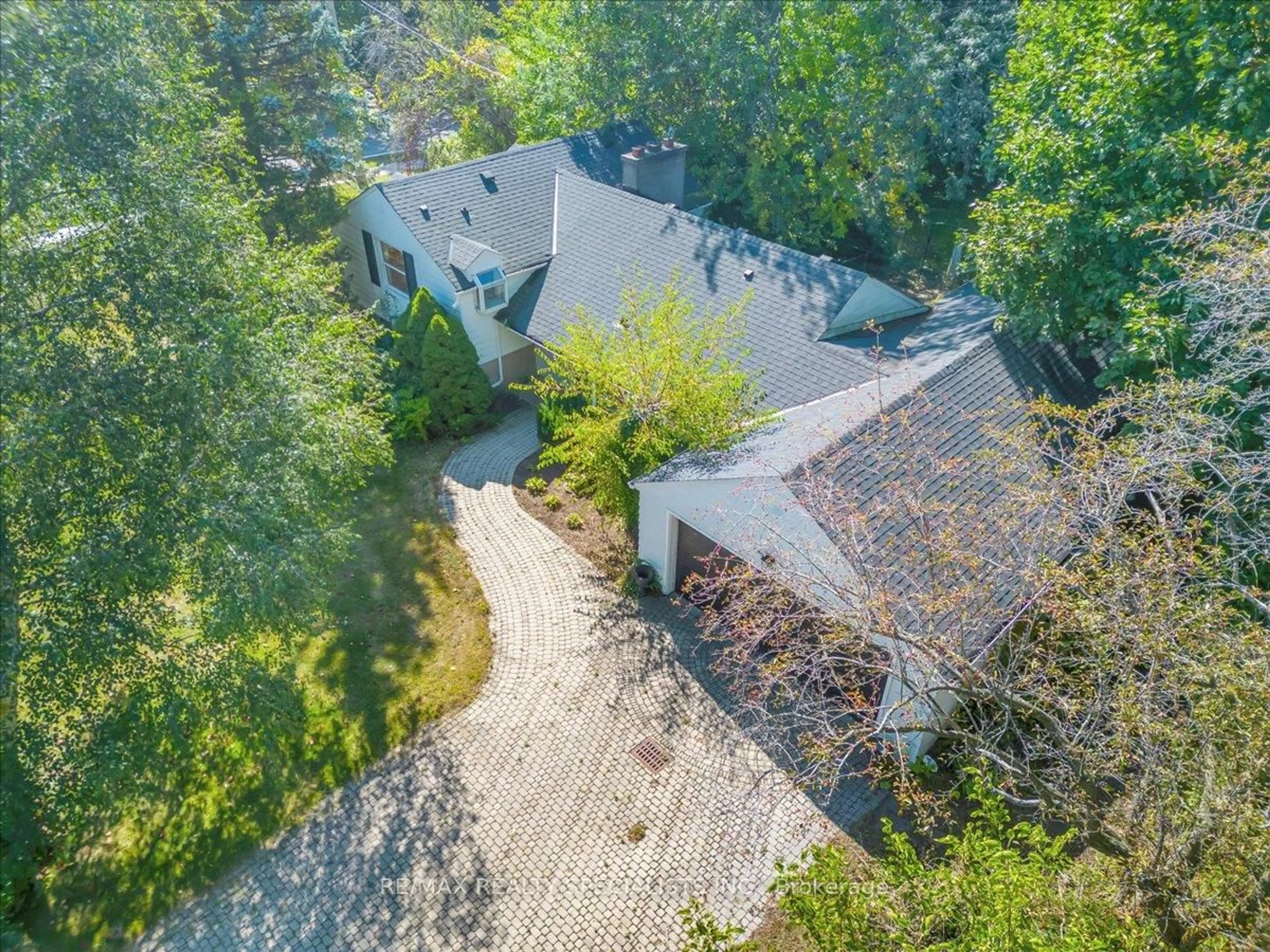 A pic from outside/outdoor area/front of a property/back of a property/a pic from drone, unknown for 500 Old Poplar Row, Mississauga Ontario L5J 2N8