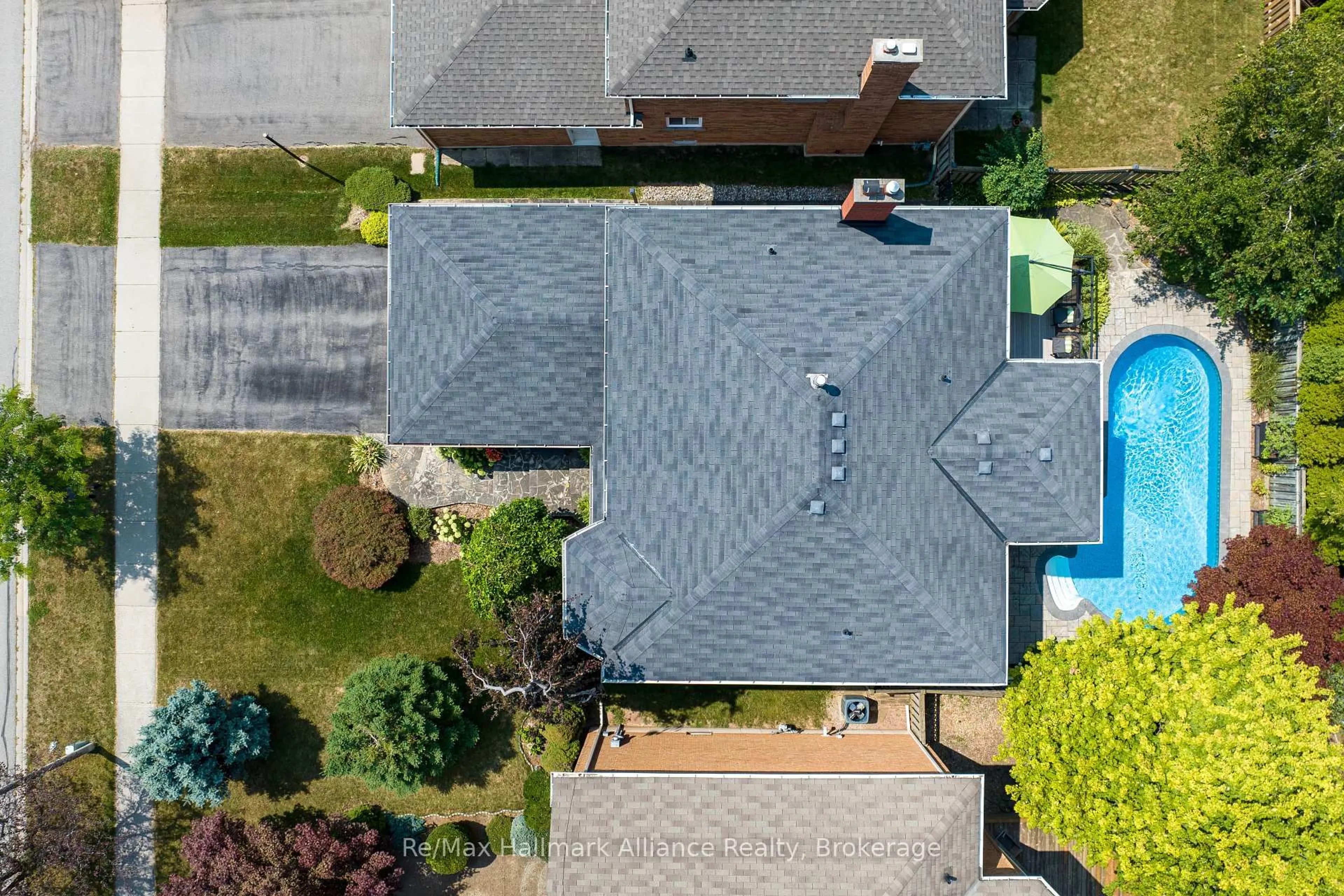 A pic from outside/outdoor area/front of a property/back of a property/a pic from drone, street for 1173 Glenashton Dr, Oakville Ontario L6H 5L7