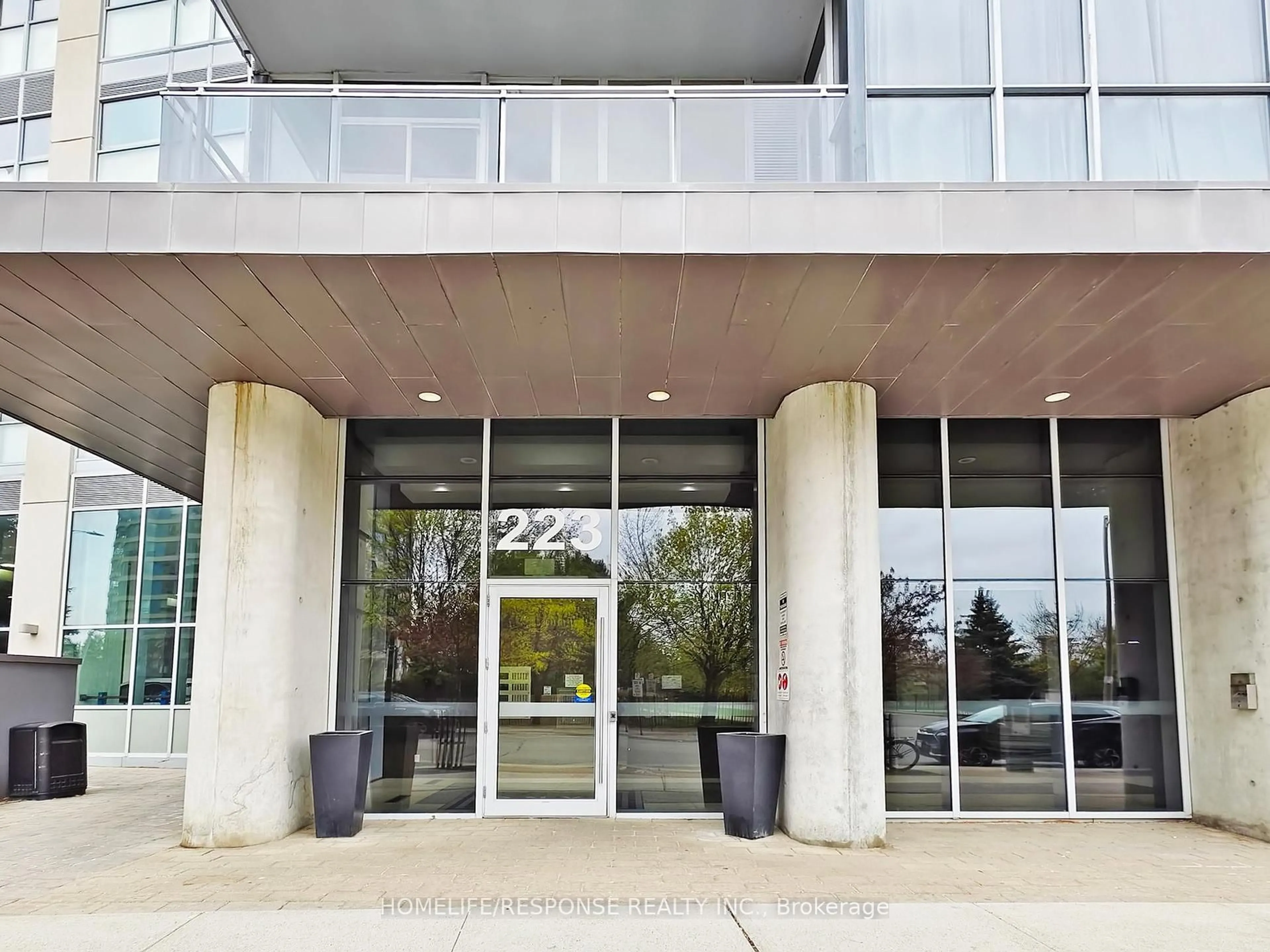 Indoor foyer for 223 WEBB Dr #2301, Mississauga Ontario L5B 0E8