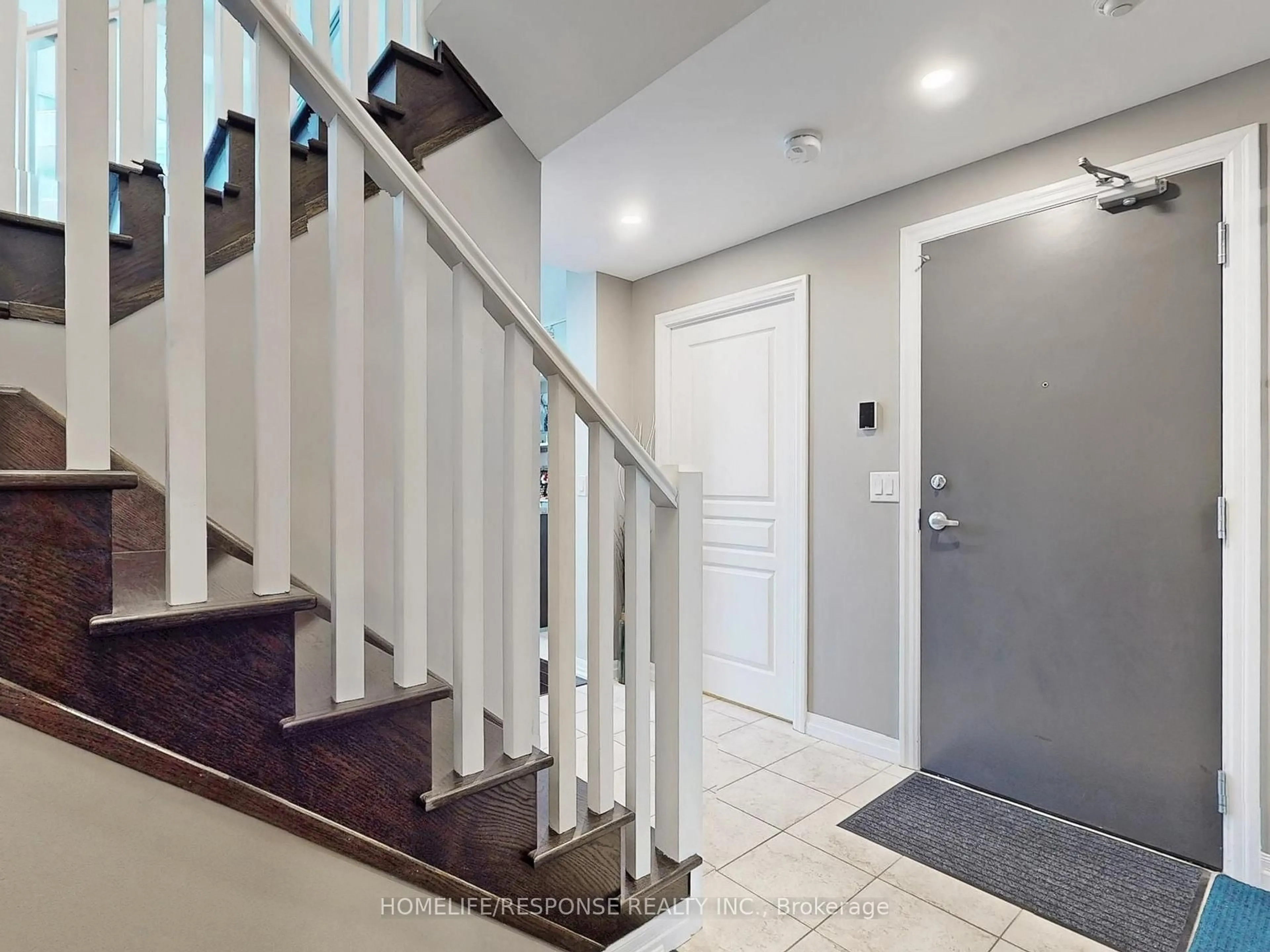 Indoor foyer for 223 WEBB Dr #2301, Mississauga Ontario L5B 0E8
