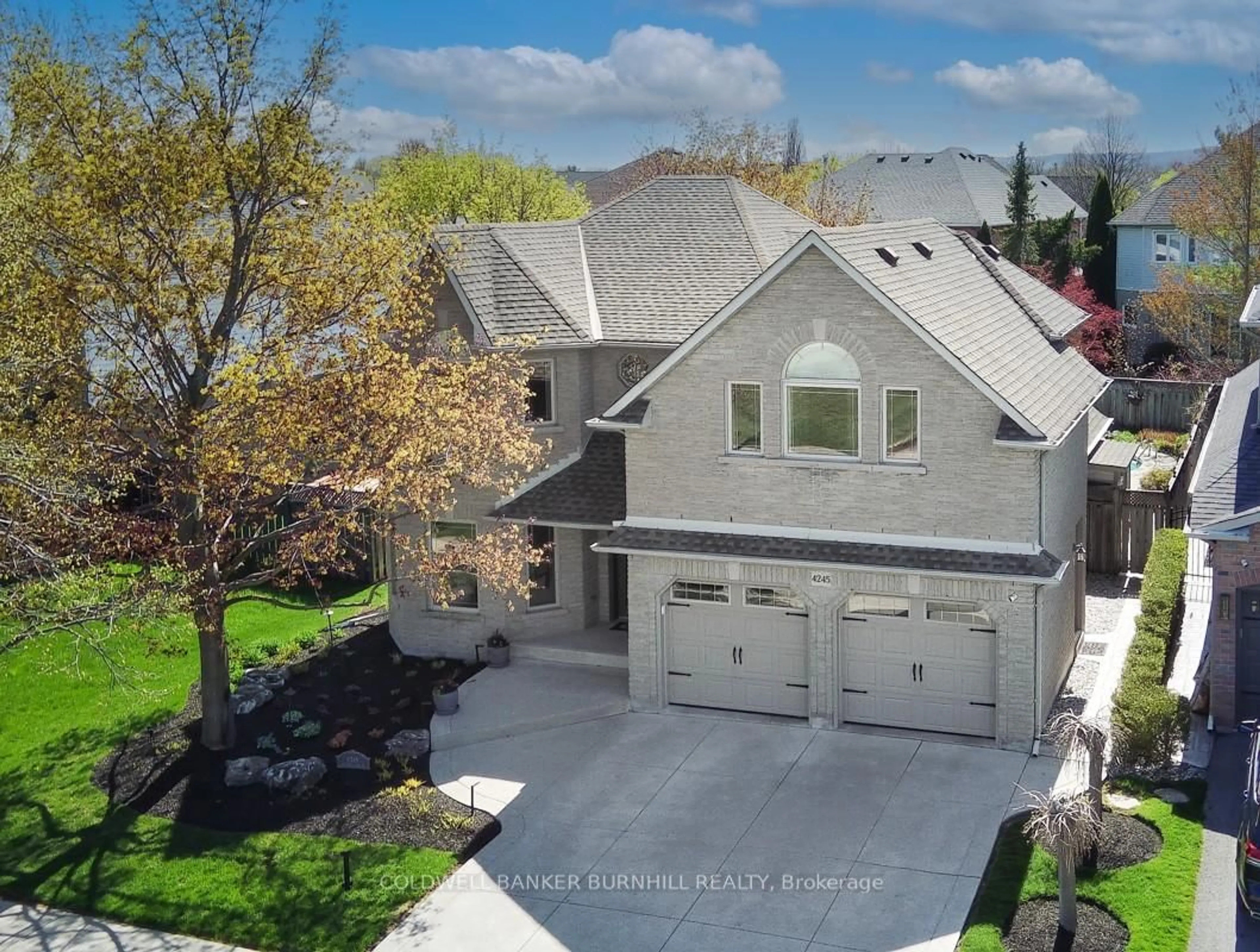 A pic from outside/outdoor area/front of a property/back of a property/a pic from drone, street for 4245 Millcroft Park Dr, Burlington Ontario L7M 3V7