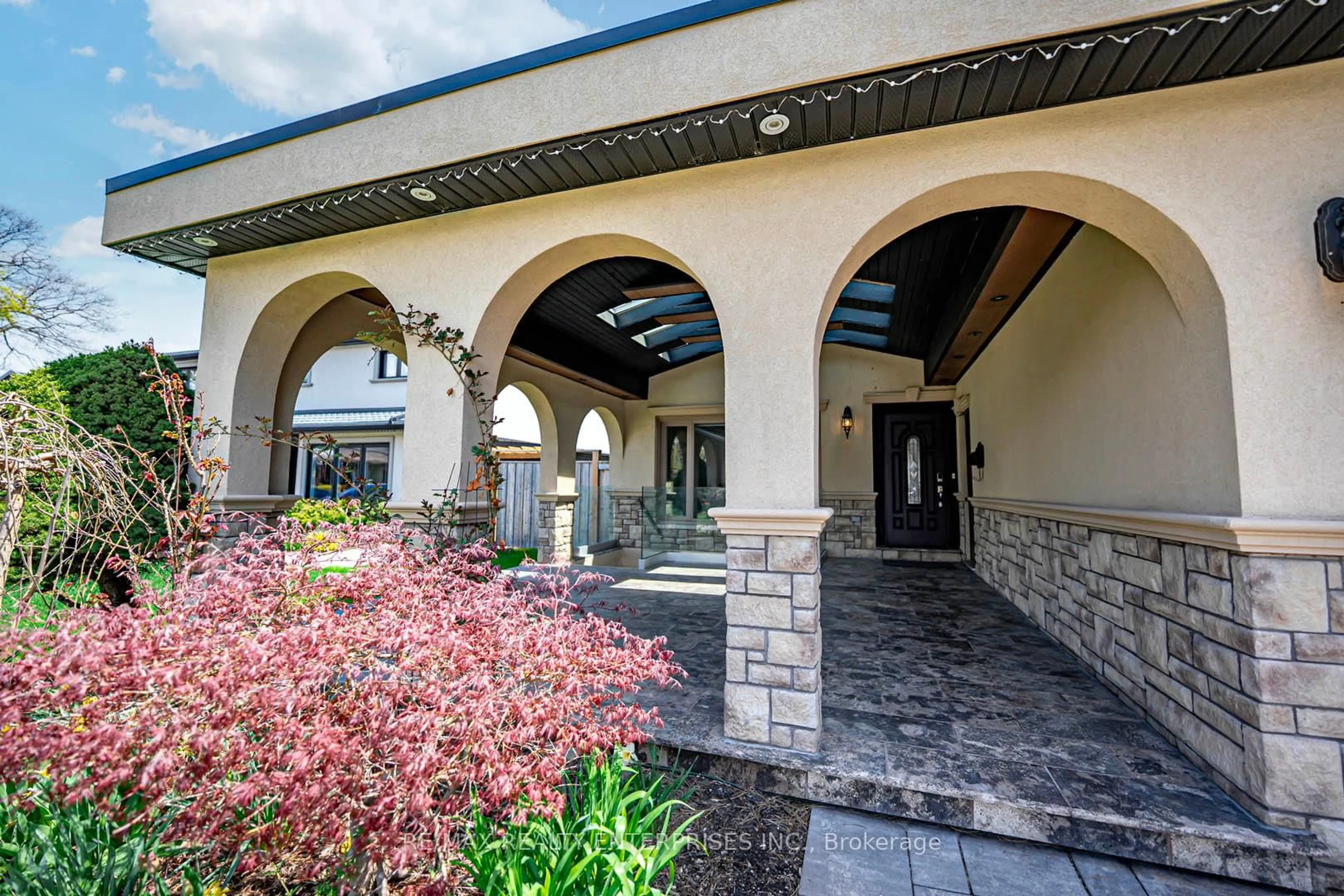 Indoor foyer for 2344 Kenbarb Rd, Mississauga Ontario L5B 2E8