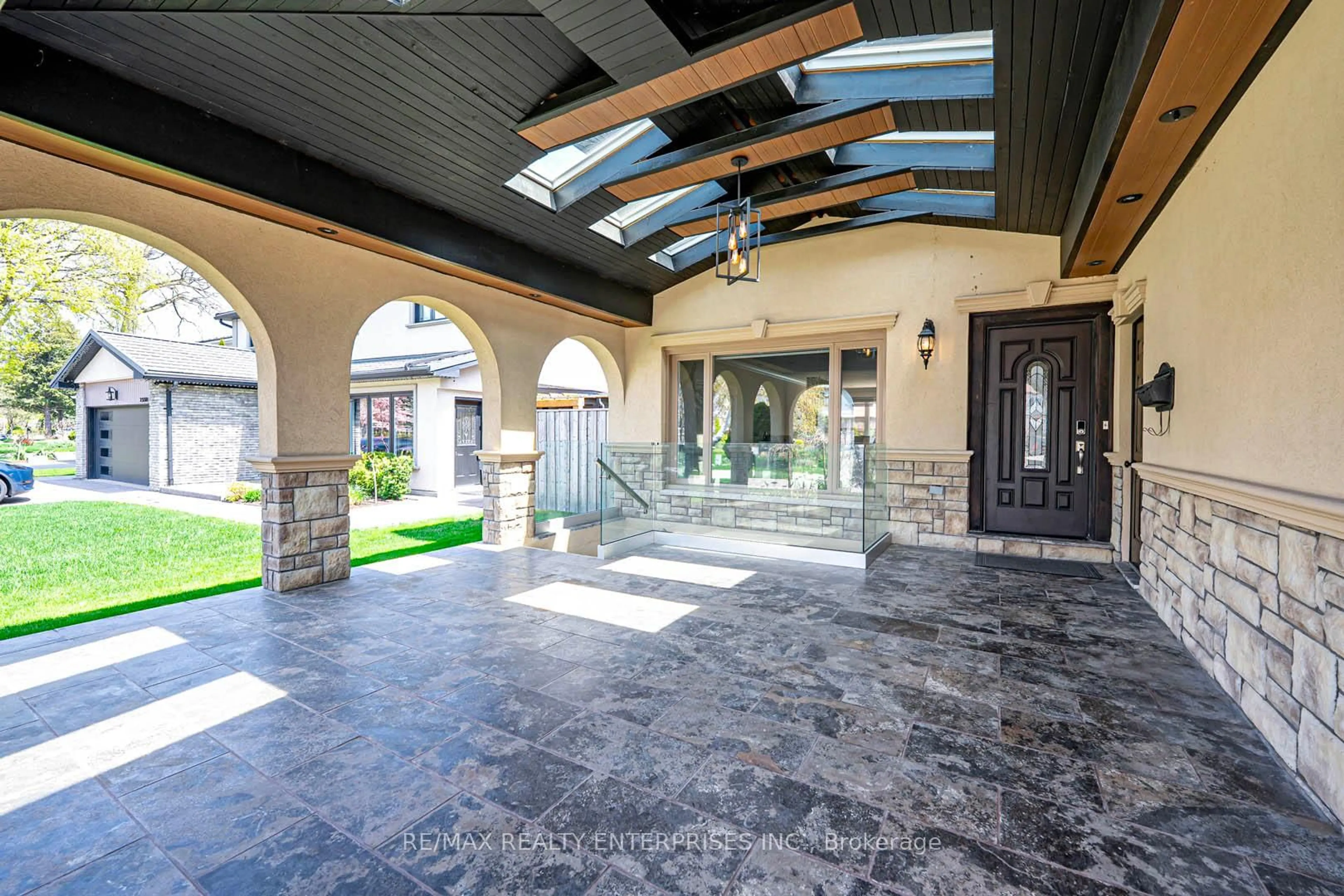 Indoor foyer for 2344 Kenbarb Rd, Mississauga Ontario L5B 2E8