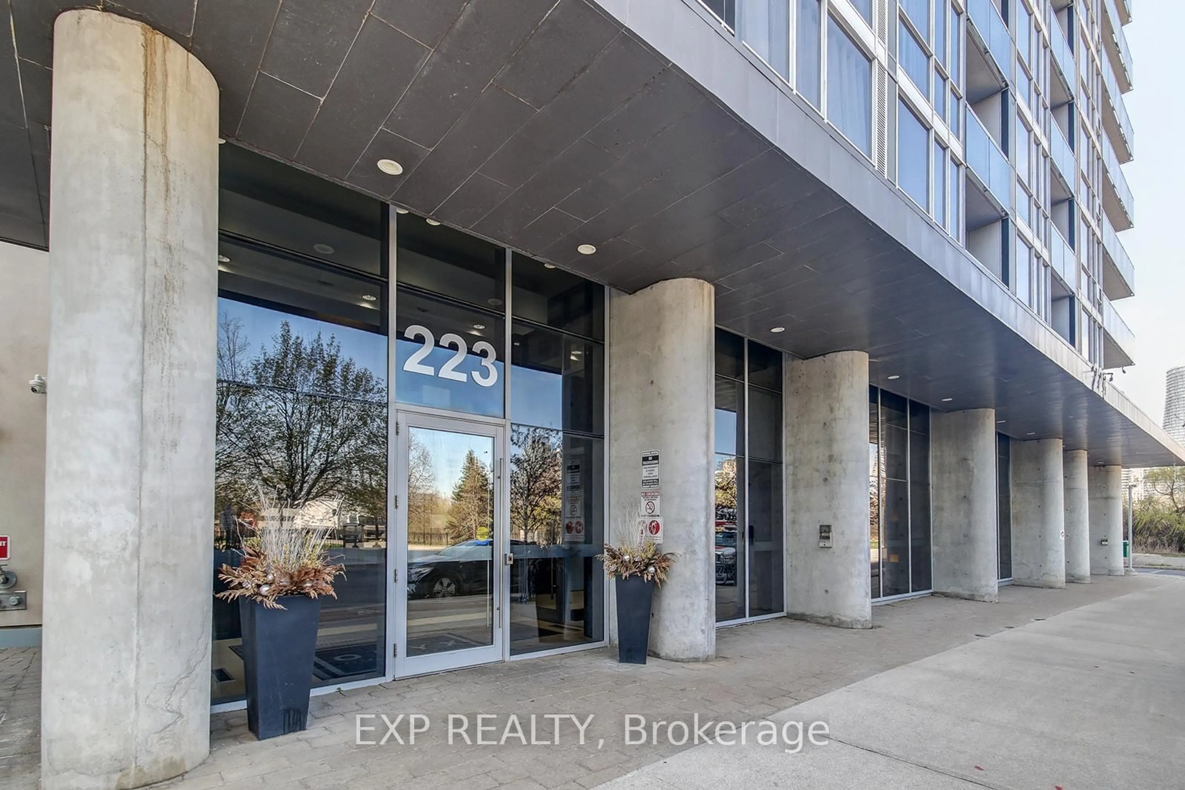 Indoor entryway for 223 Webb Dr #3307, Mississauga Ontario L5B 0E8