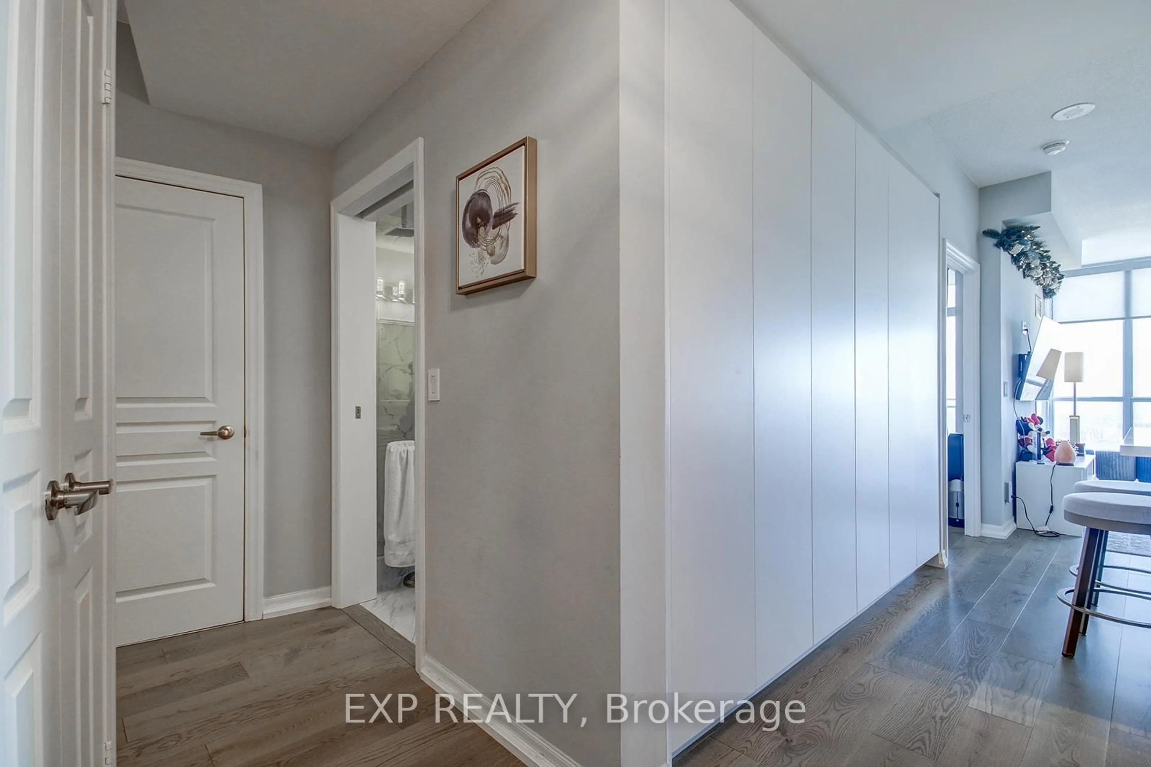 Indoor entryway for 223 Webb Dr #3307, Mississauga Ontario L5B 0E8