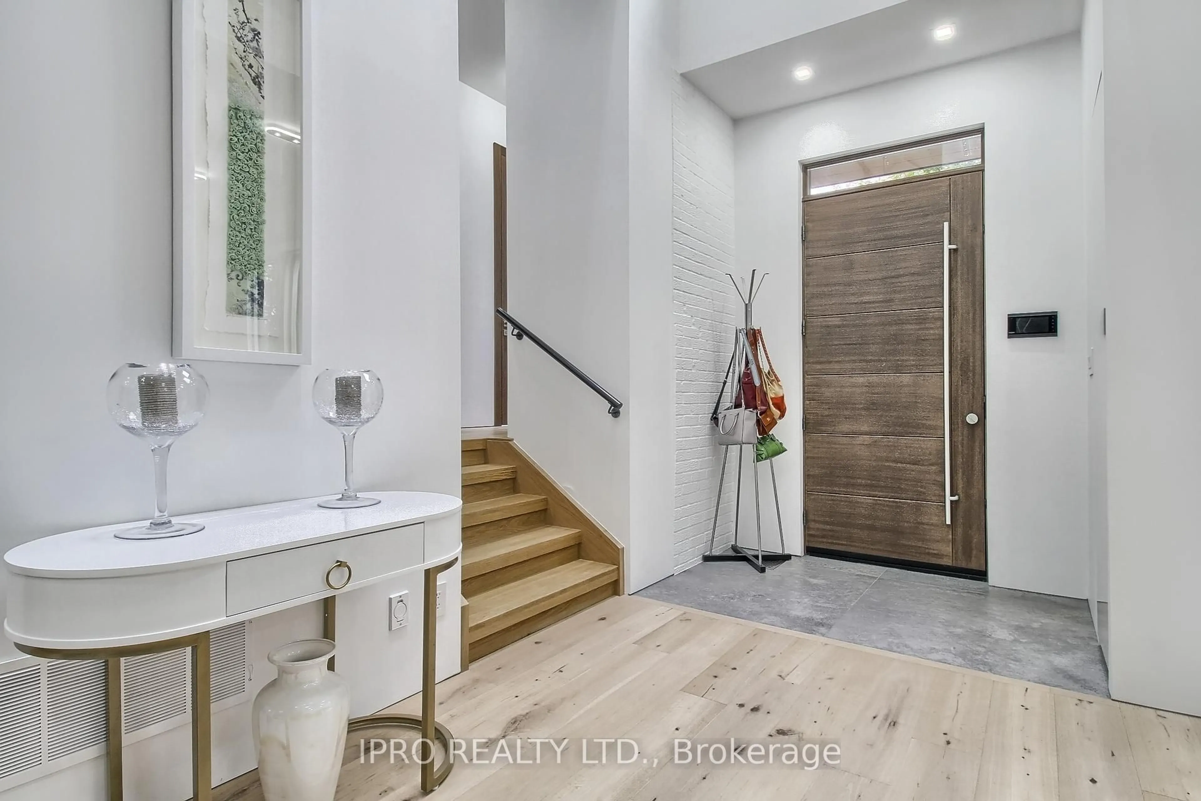 Indoor foyer for 5 Hatton Crt, Toronto Ontario M9A 1J6