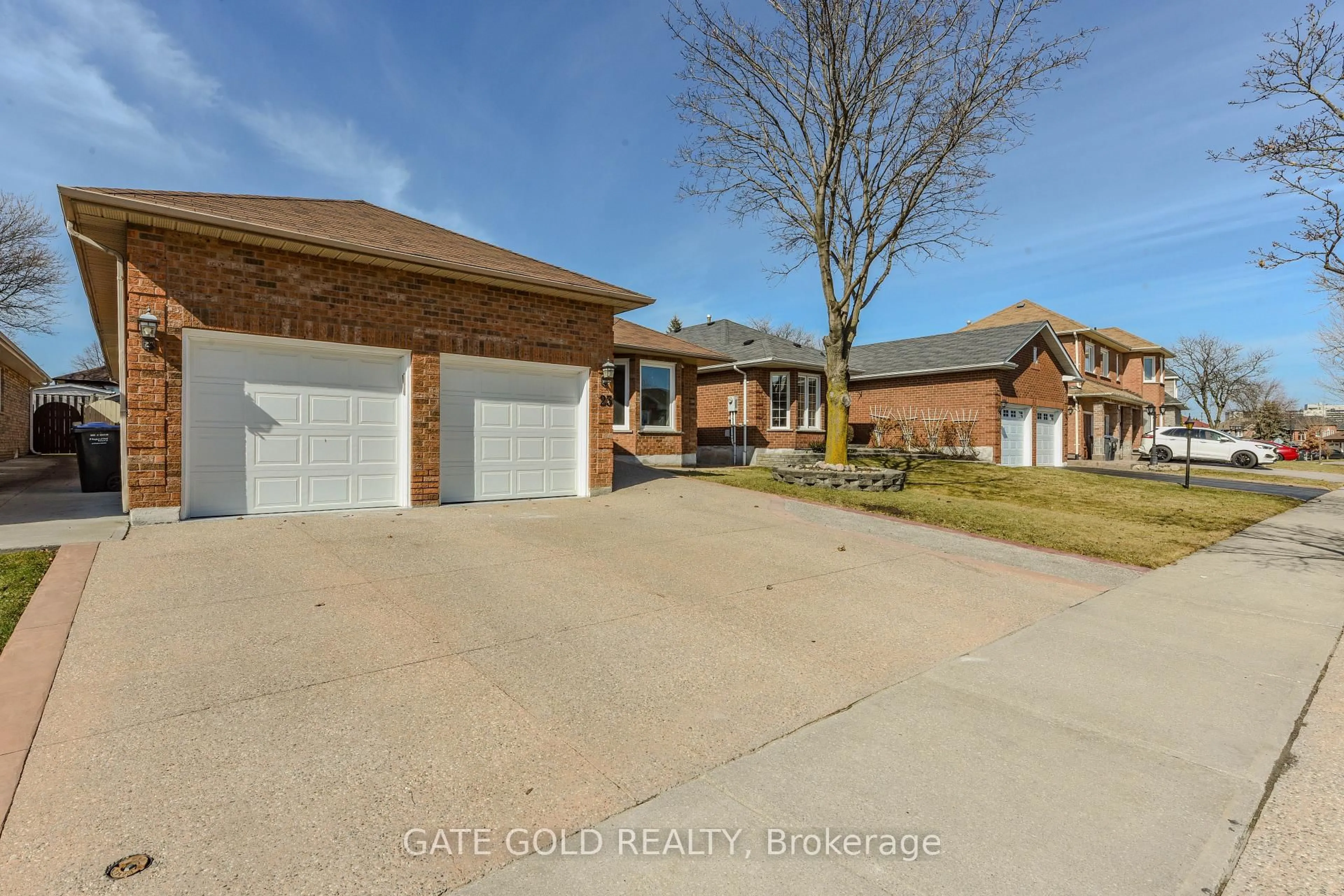 A pic from outside/outdoor area/front of a property/back of a property/a pic from drone, street for 23 HARTFORD Tr, Brampton Ontario L6W 4K2