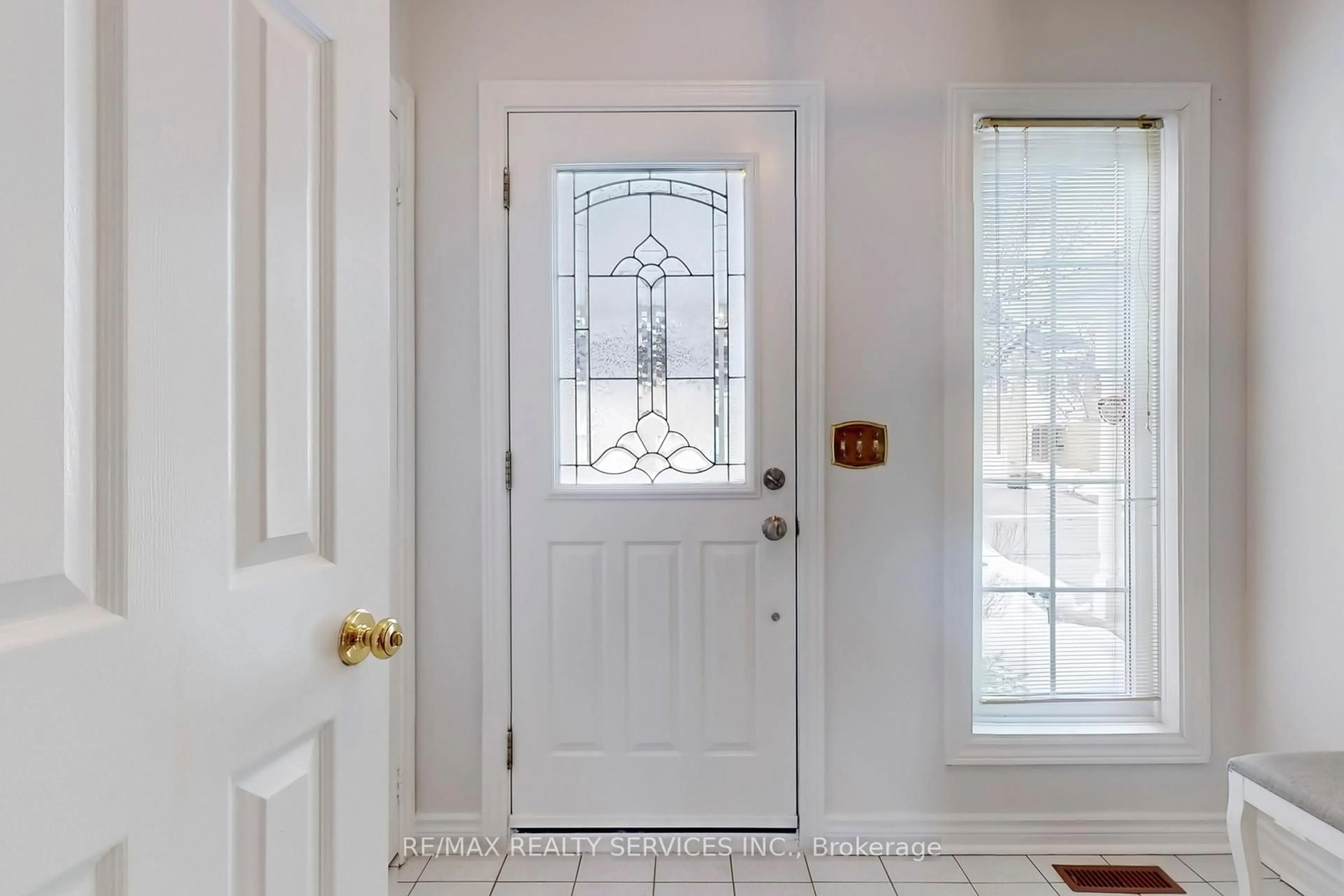 Indoor entryway for 28 Heathcliffe Sq, Brampton Ontario L6S 5P7