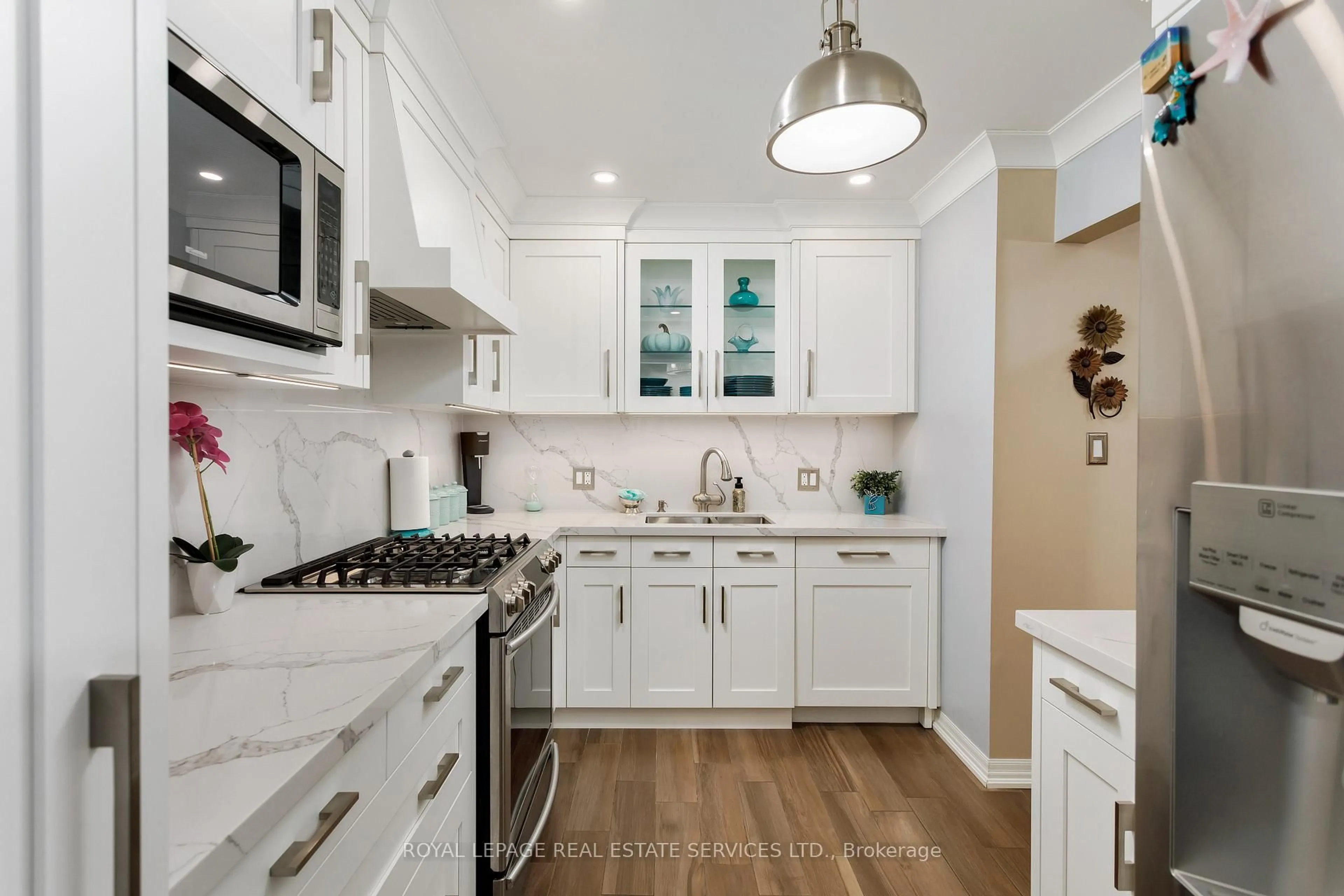 Open concept kitchen, ceramic/tile floor for 2035 Asta Dr #61, Mississauga Ontario L5A 3Y2