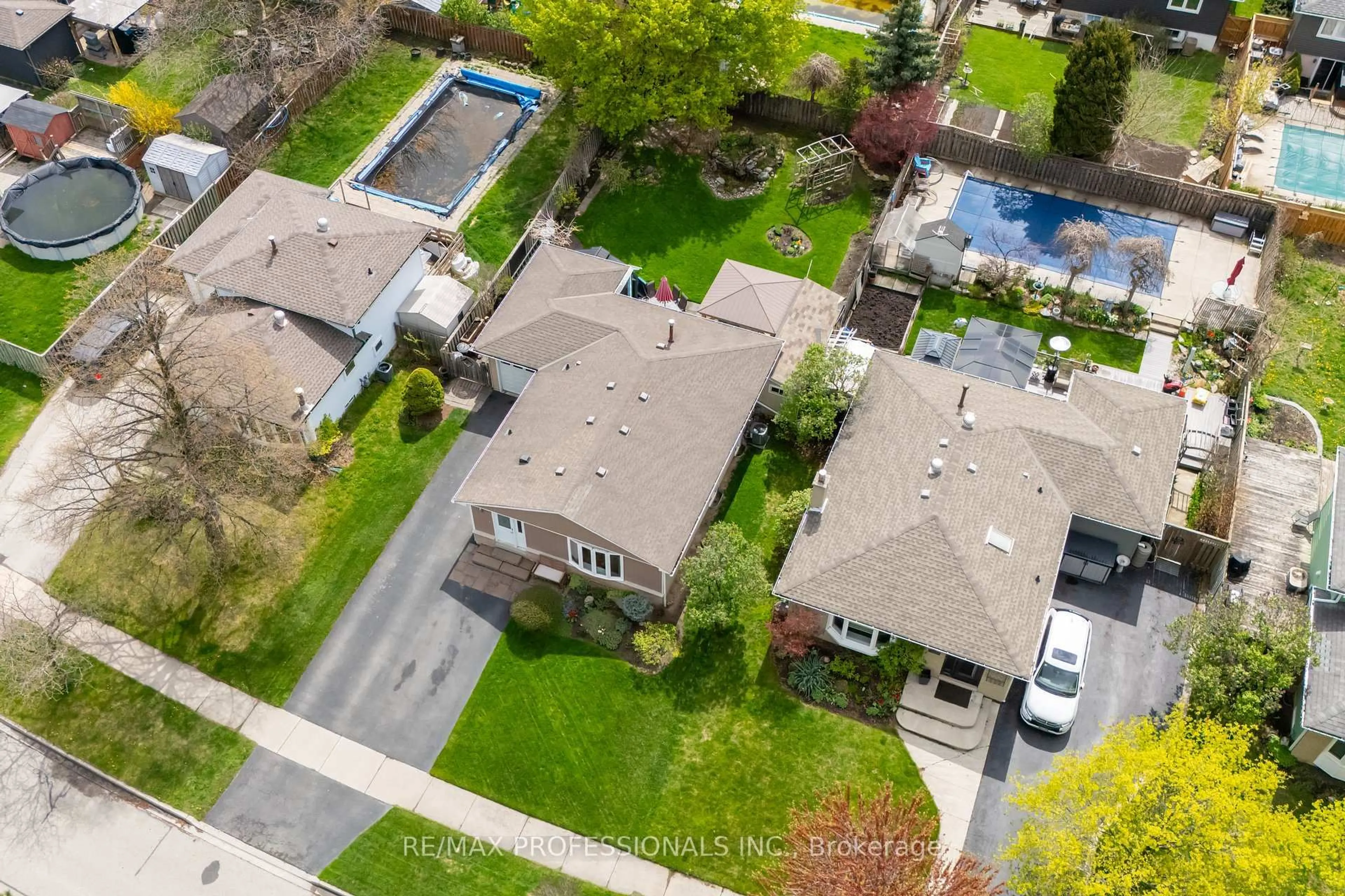 A pic from outside/outdoor area/front of a property/back of a property/a pic from drone, street for 868 Governors Crt, Milton Ontario L9T 3W6