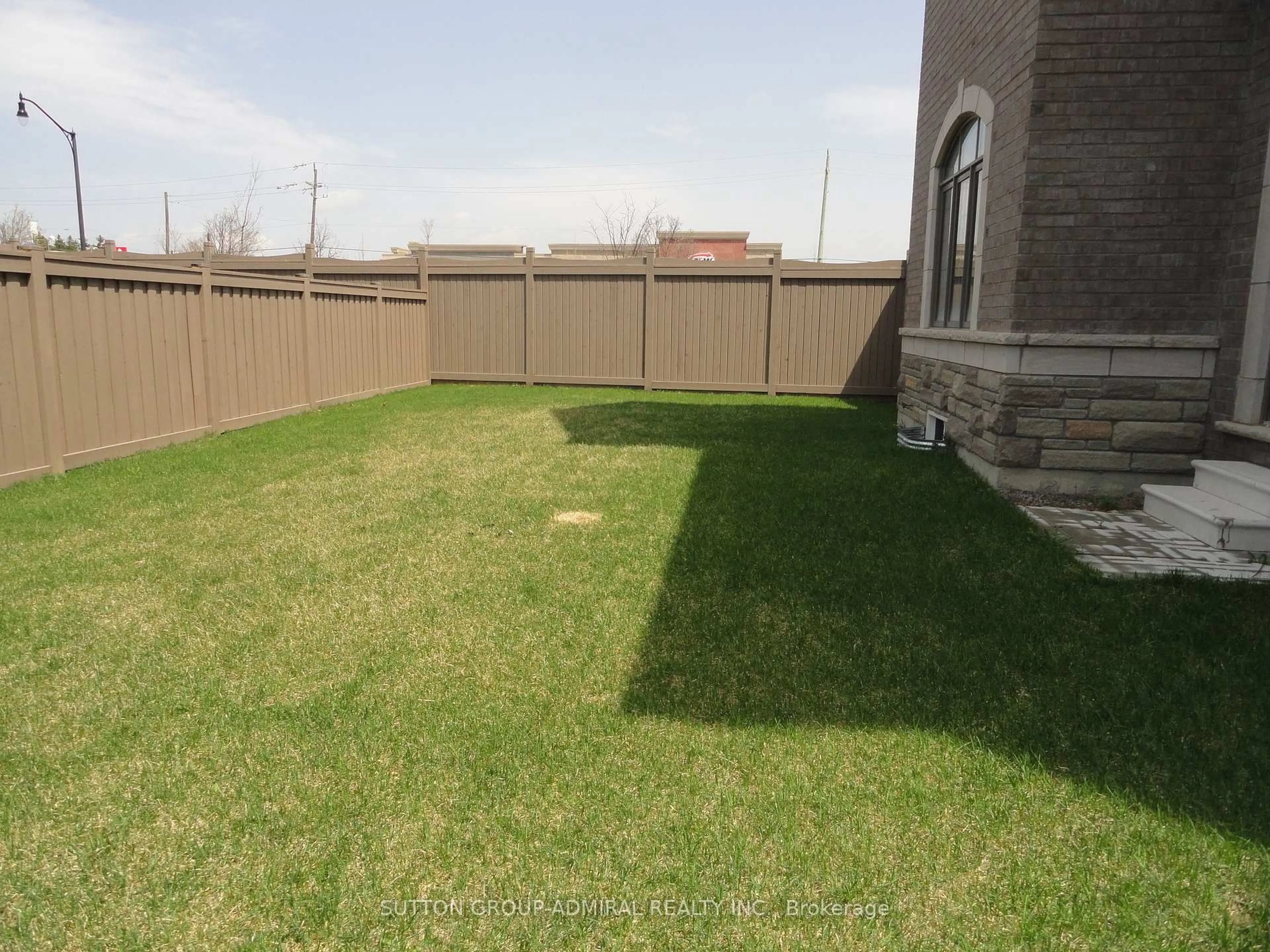 A pic from outside/outdoor area/front of a property/back of a property/a pic from drone, street for 37 Jura Cres, Brampton Ontario L6P 0J4