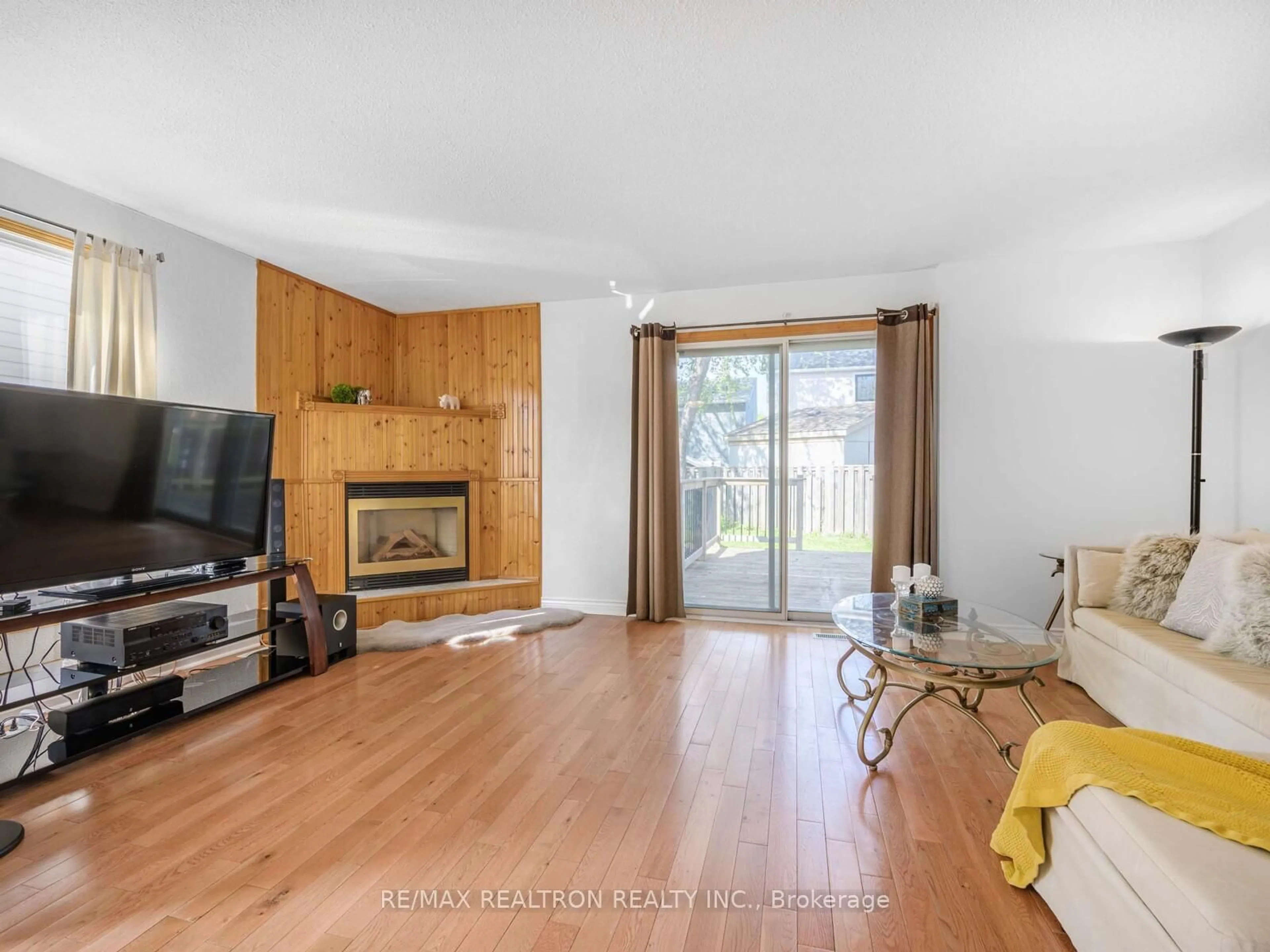 Living room with furniture, wood/laminate floor for 15 Hughes Crt Crt, Brampton Ontario L6S 2C6