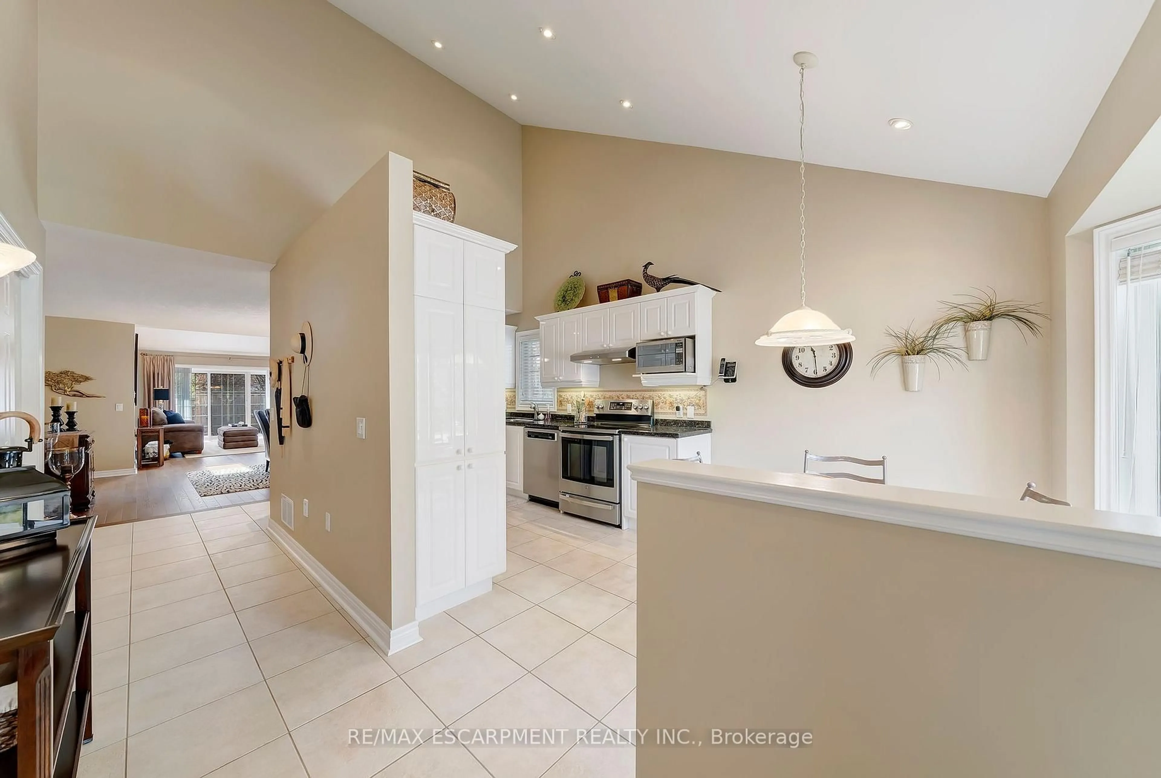 Open concept kitchen, ceramic/tile floor for 1275 Stephenson Dr #22, Burlington Ontario L7S 2M2