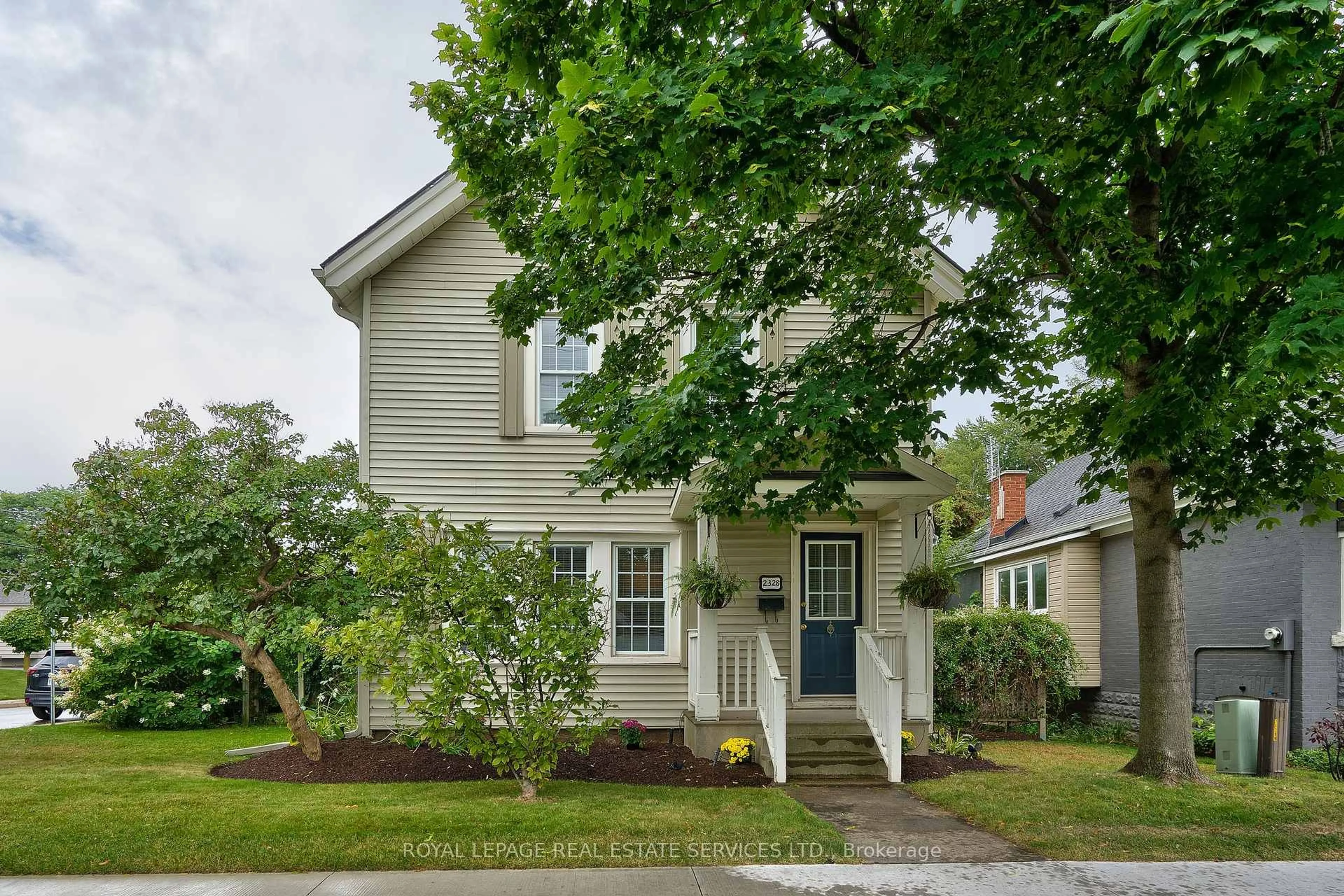 Home with vinyl exterior material, street for 2328 New St, Burlington Ontario L7R 1J5
