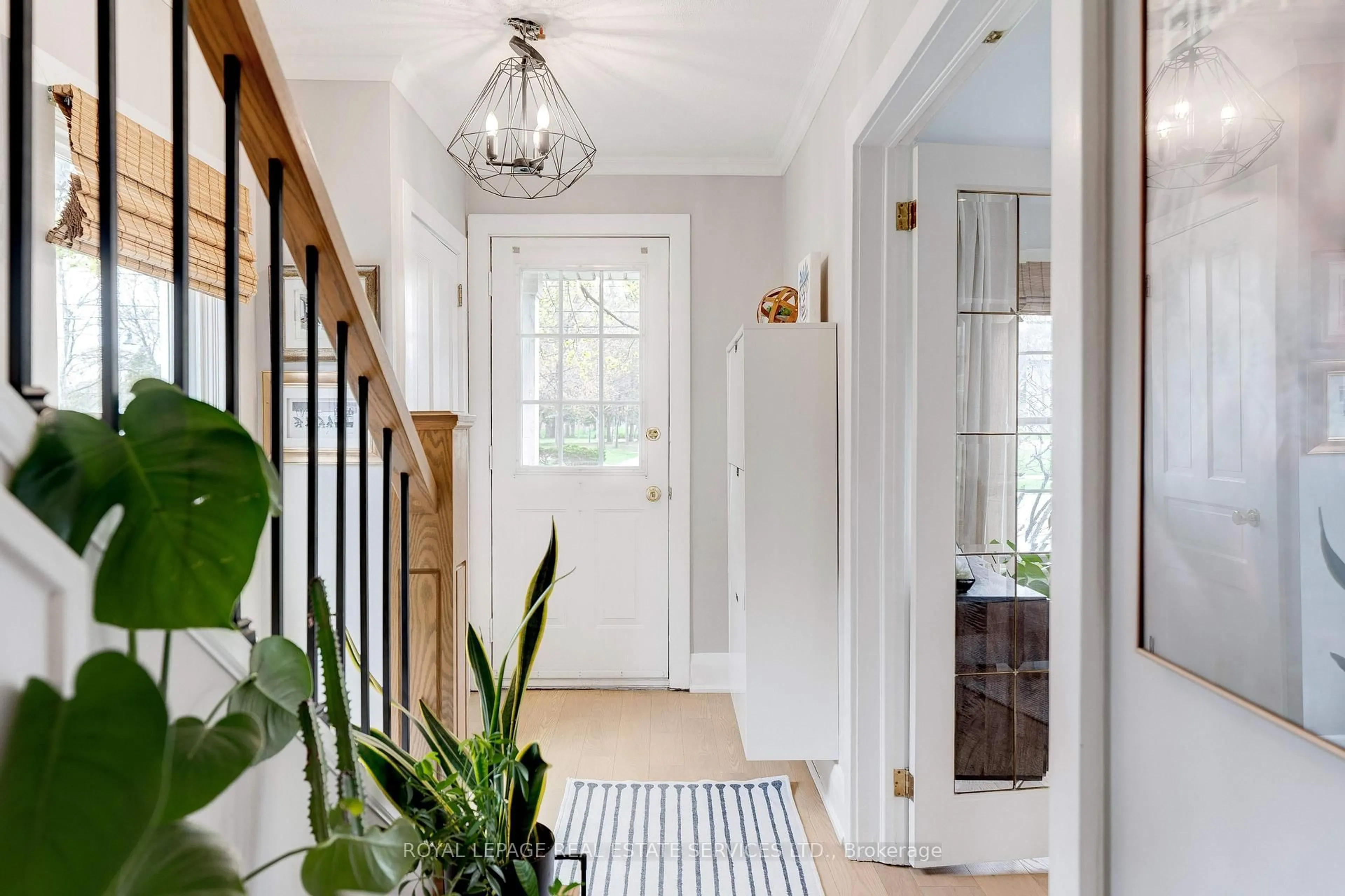 Indoor entryway for 2328 New St, Burlington Ontario L7R 1J5