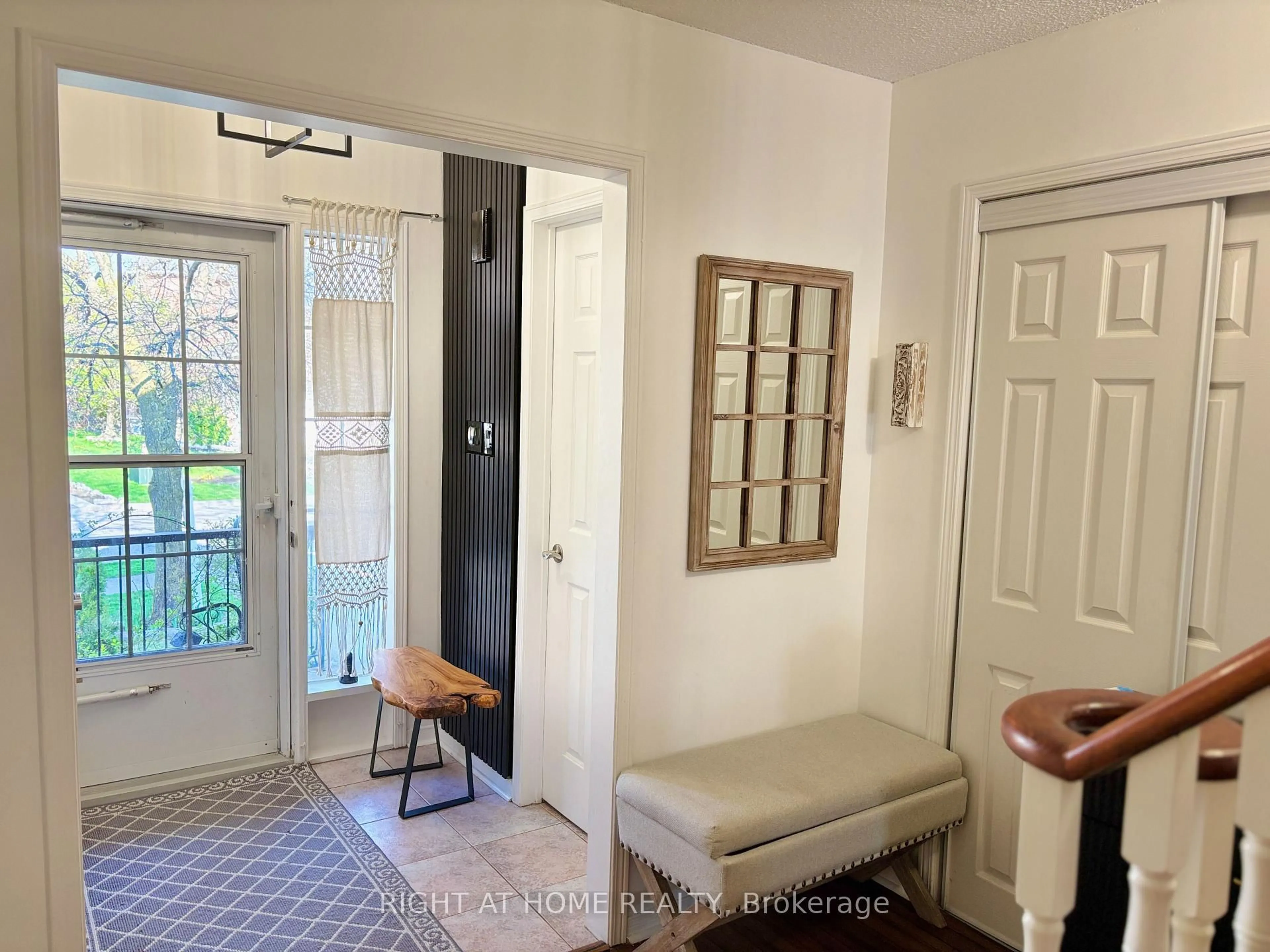 Indoor entryway for 5 Torada Crt, Brampton Ontario L7A 1H5
