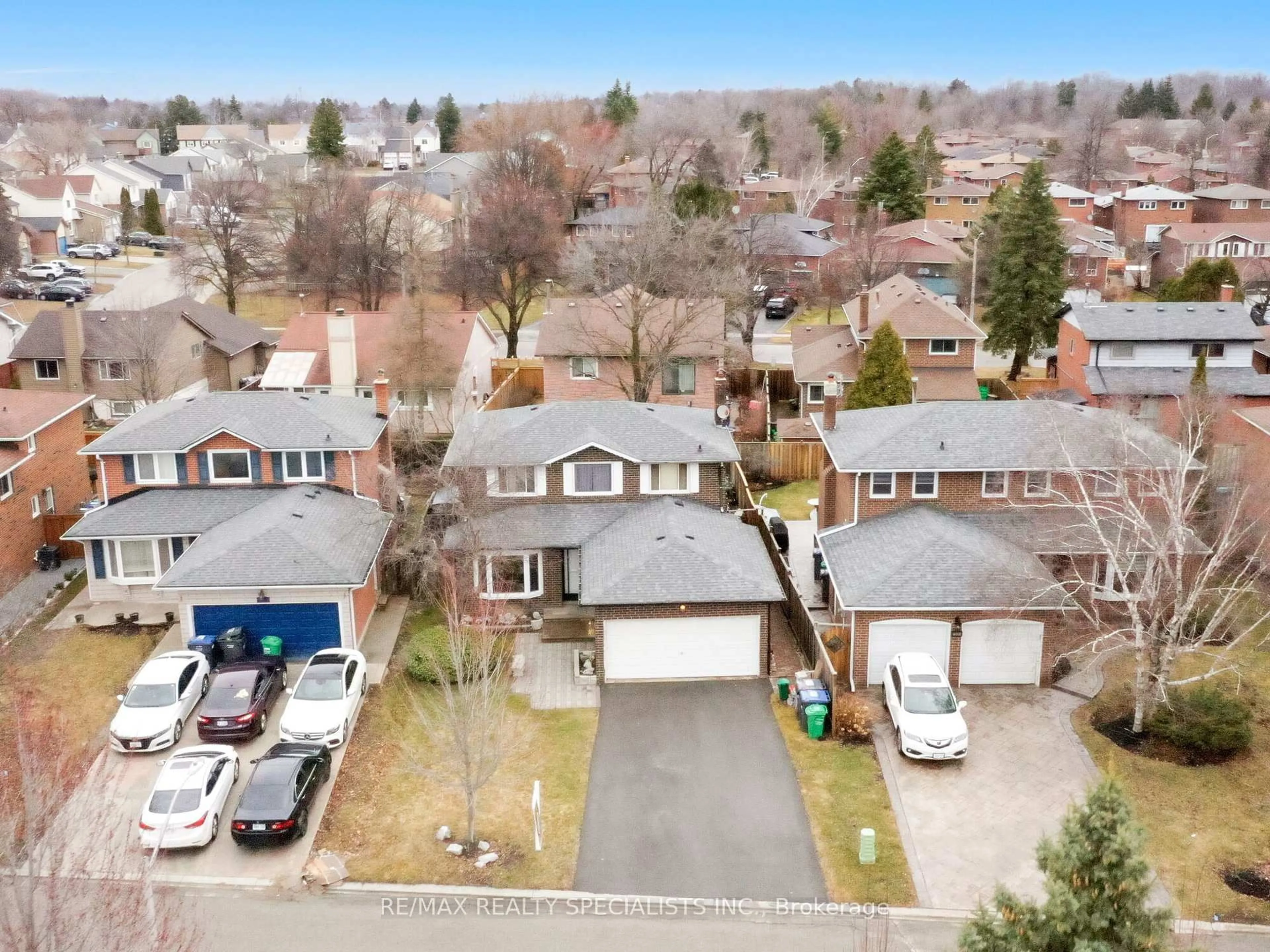 A pic from outside/outdoor area/front of a property/back of a property/a pic from drone, street for 19 Blenheim Dr, Brampton Ontario L6Z 1H7