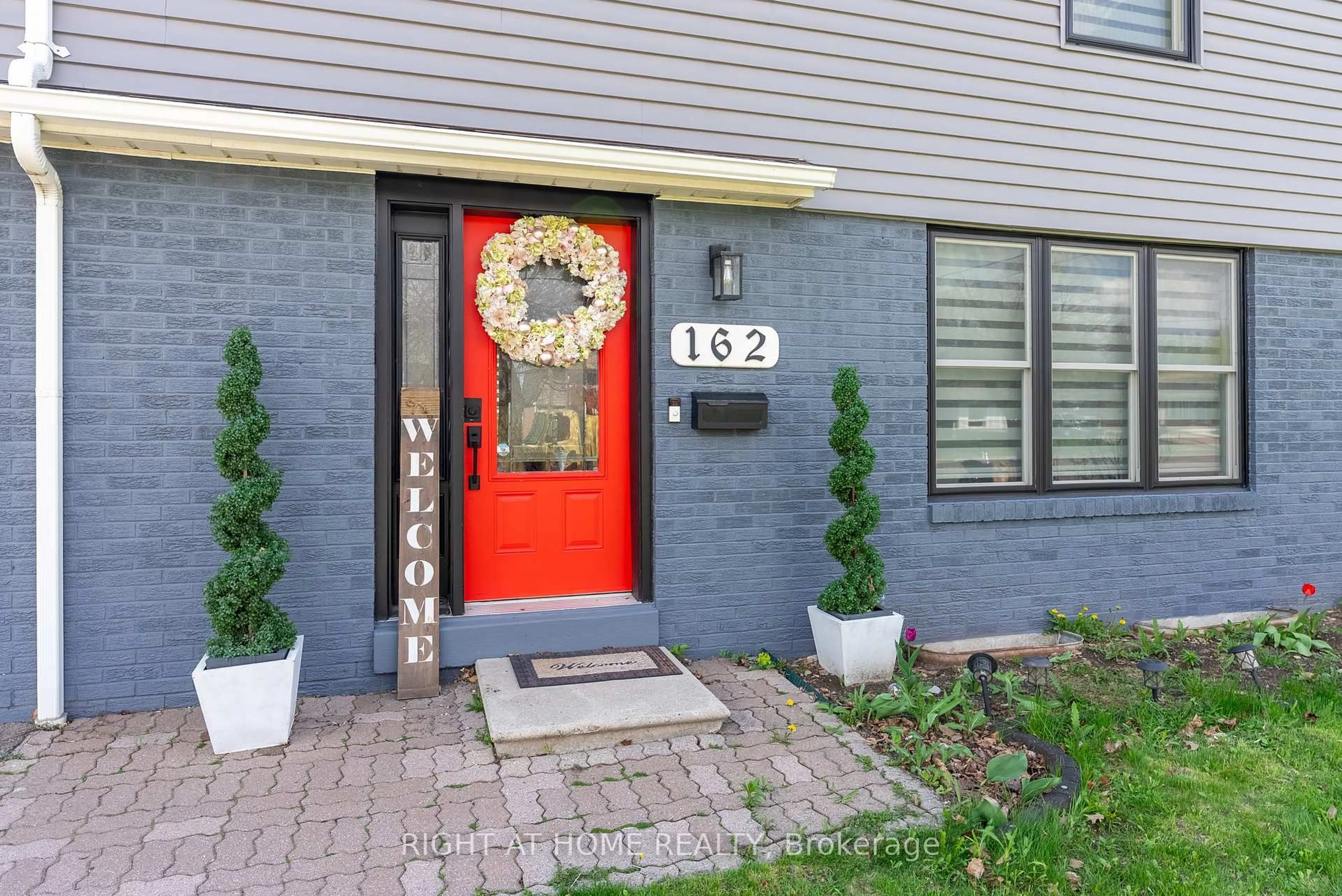Indoor entryway for 162 Mountainview Rd, Halton Hills Ontario L7G 4K7