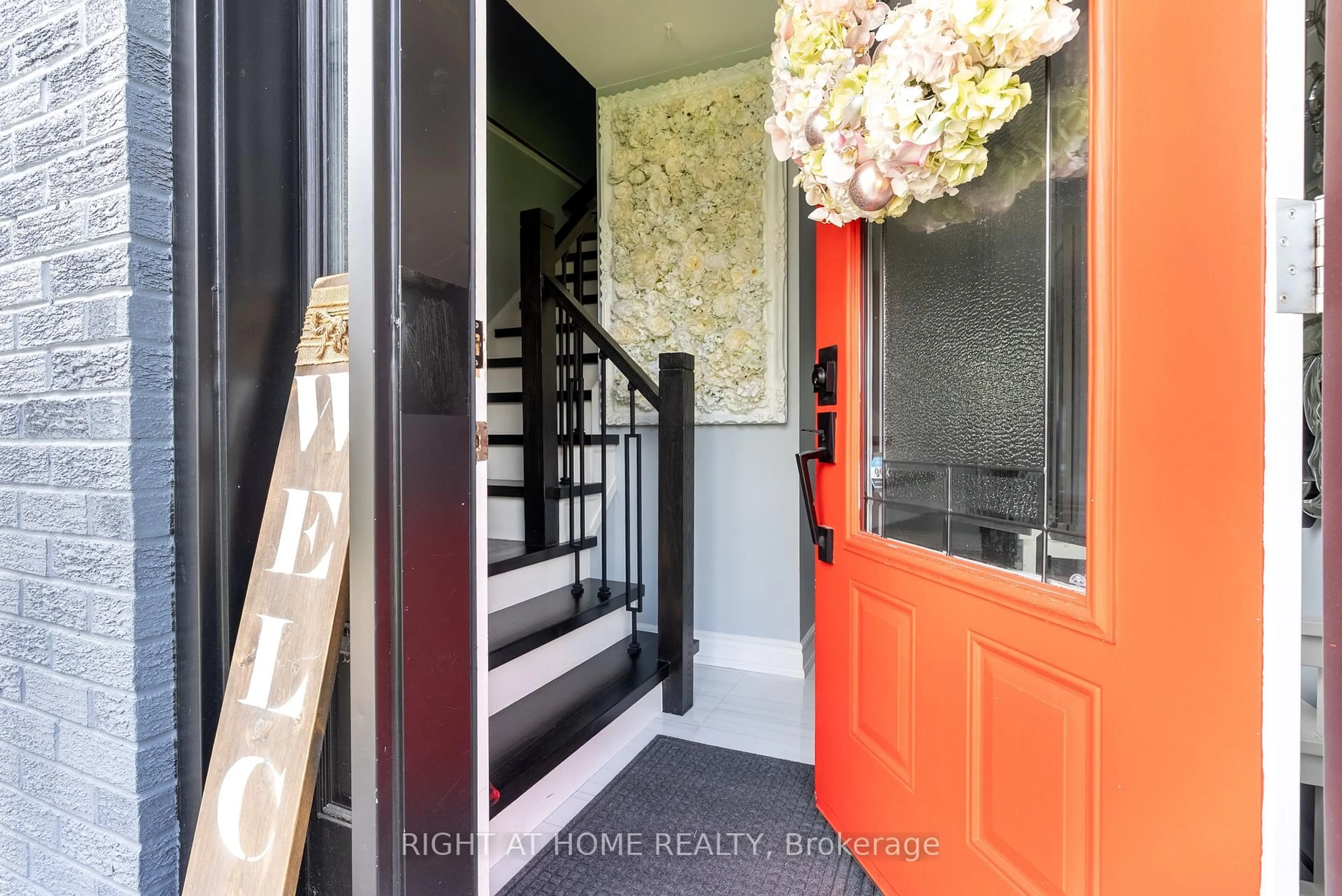 Indoor entryway for 162 Mountainview Rd, Halton Hills Ontario L7G 4K7