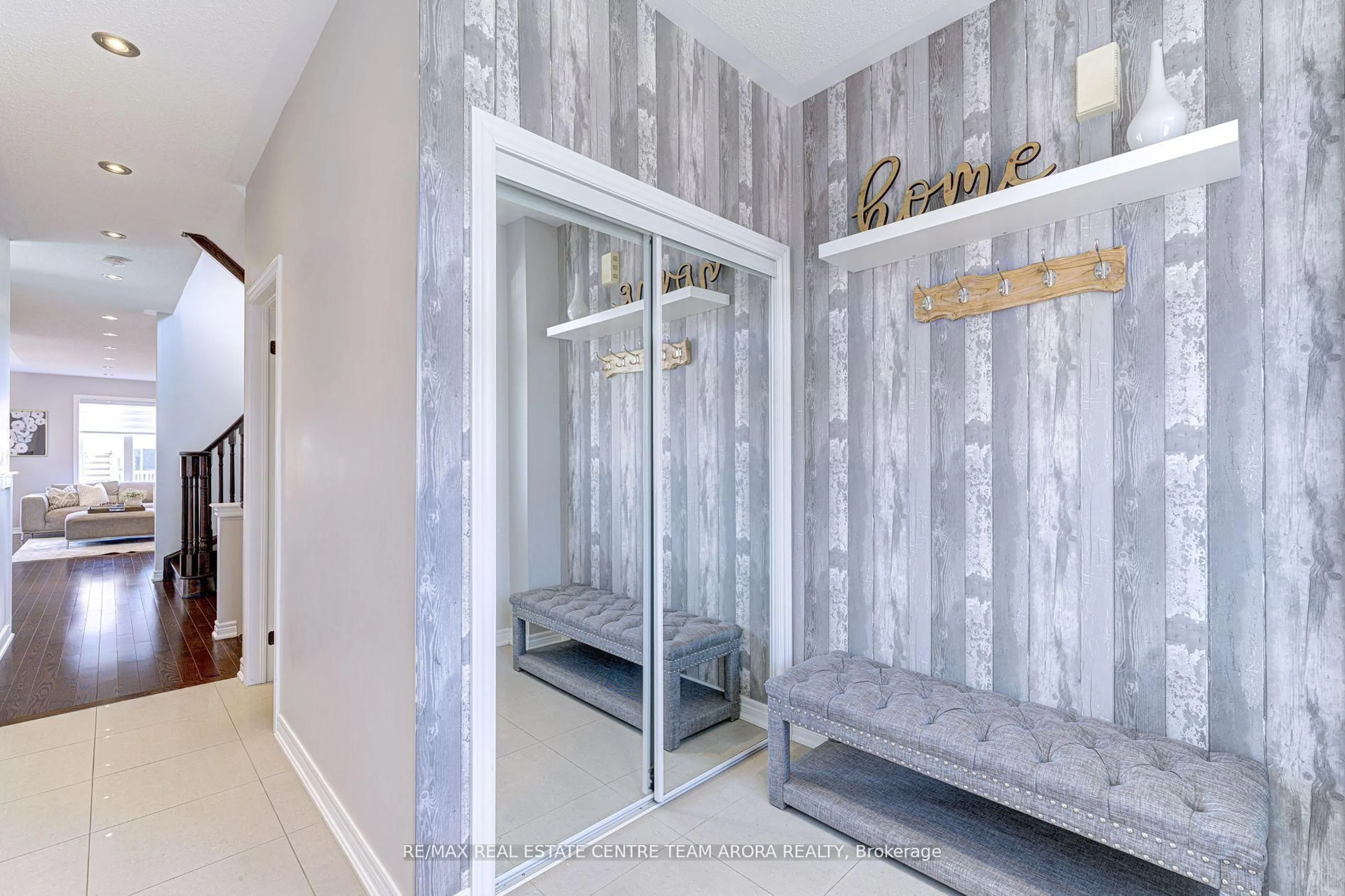 Indoor entryway for 37 Coastline Dr, Brampton Ontario L6Y 0T6